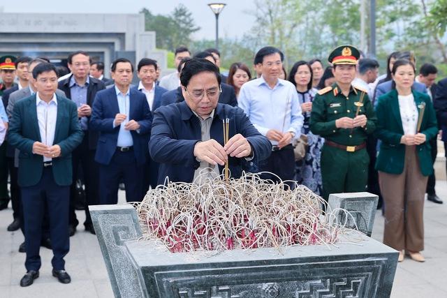 Chùm ảnh: Thủ tướng tưởng niệm, tri ân các Anh hùng, liệt sĩ trong chiến dịch Điện Biên Phủ lịch sử - Ảnh 1.