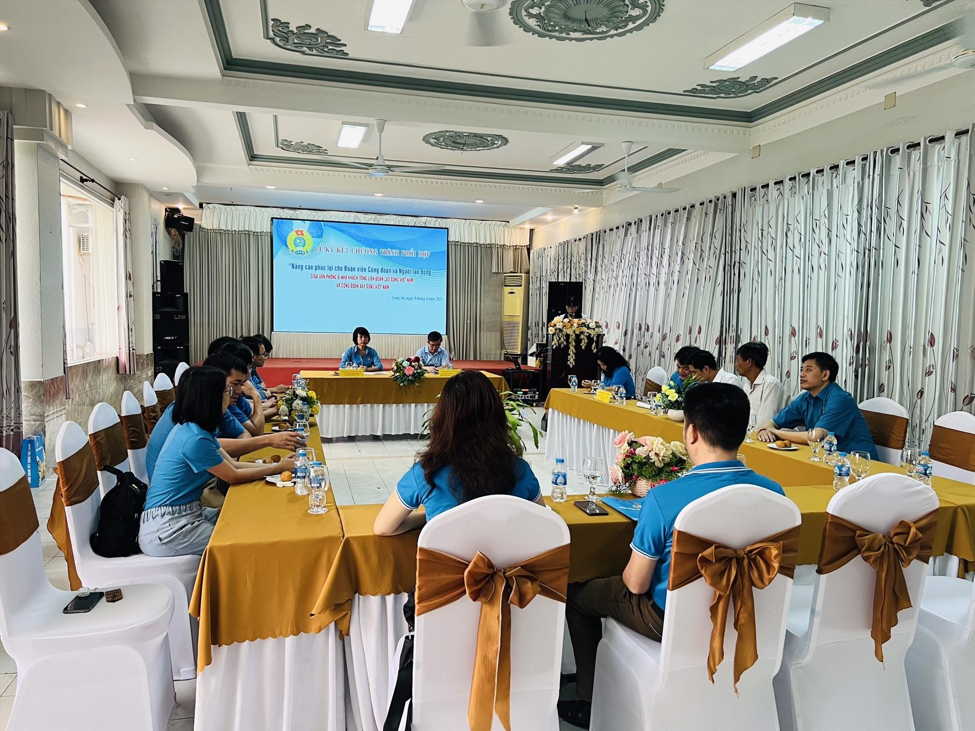 Toàn cảnh lễ ký kết. Ảnh: Mạnh Tùng