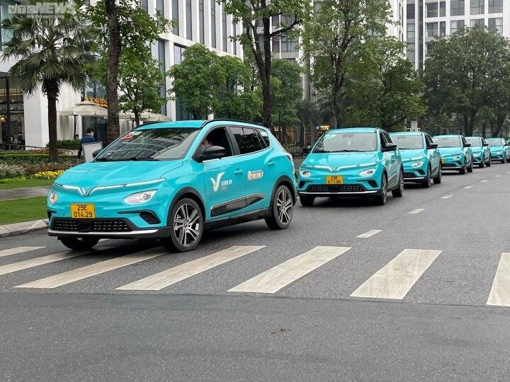 Hãng taxi điện đầu tiên tại Việt Nam của tỷ phú Phạm Nhật Vượng vận hành - Ảnh 1.