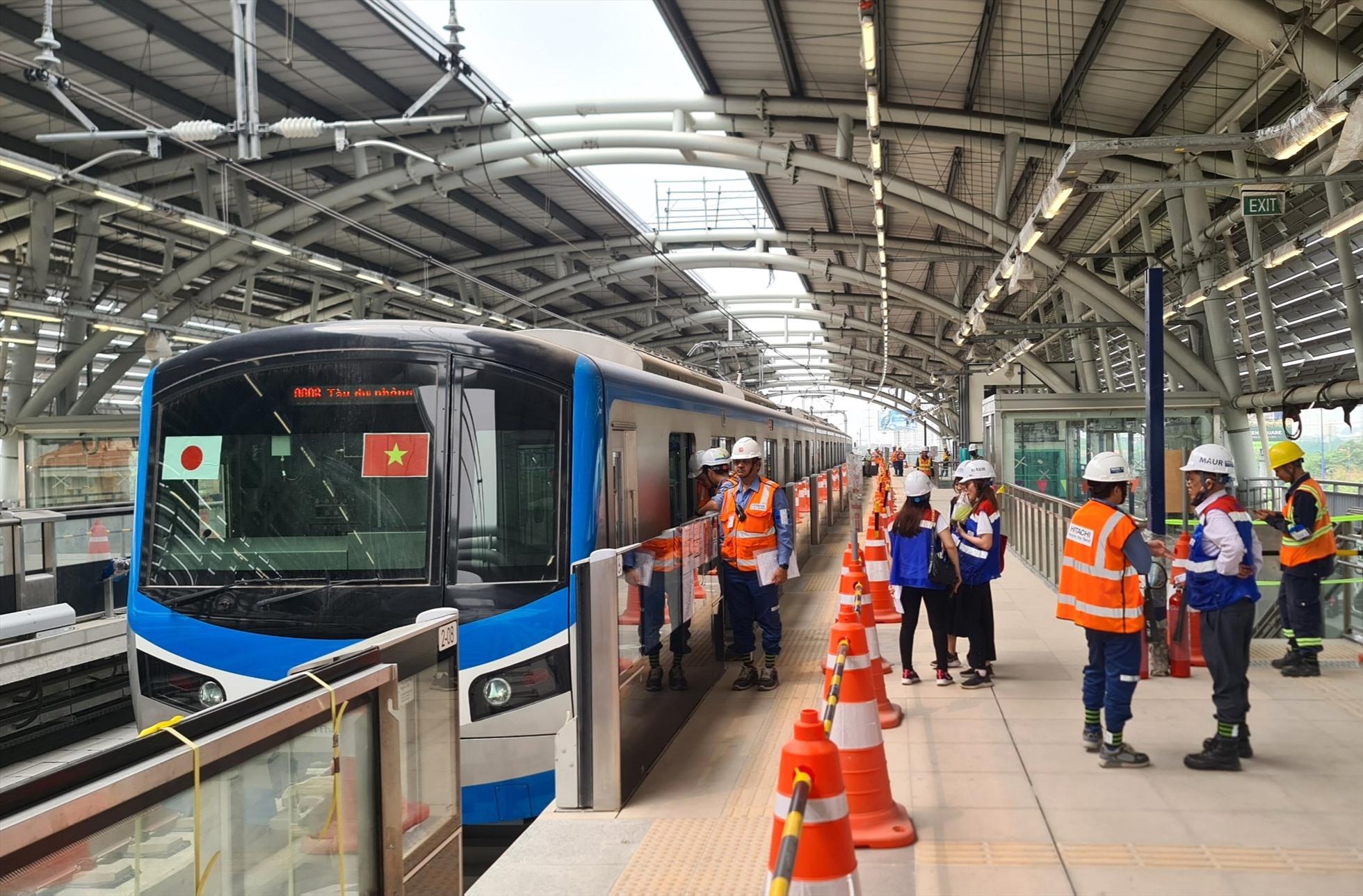 Metro số 1 hiện đạt 95% khối lượng. Ban Quản lý đường sắt đô thị TP Hồ Chí Minh đang cùng liên danh tư vấn NJPT và các nhà thầu Nhật Bản huy động mọi nguồn lực để đẩy nhanh tiến độ thực hiện dự án, hoàn thành công tác thi công bao gồm lắp đặt các thiết bị còn lại, hoàn thiện kiến trúc nhà ga, cầu bộ hành dọc tuyến...