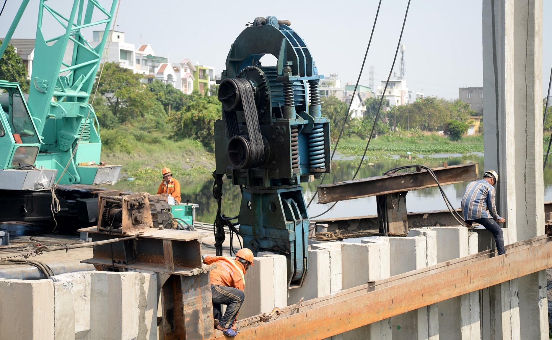 Sau khi khởi công, nhà thầu đã huy động máy móc, công nhân thi công bờ kè. Ông Nguyễn Hoàng Anh Dũng - Phó giám đốc Ban quản lý dự án đầu tư xây dựng hạ tầng đô thị  (chủ đầu tư), cho biết việc triển khai công trình có thuận lợi khi phần lớn mặt bằng đã được đền bù, giải tỏa từ giai đoạn trước, với hơn 3.200 hộ. Hiện, dự án chỉ còn một phần diện tích chưa bàn giao ở quận 12 và Gò Vấp, với 166 trường hợp.