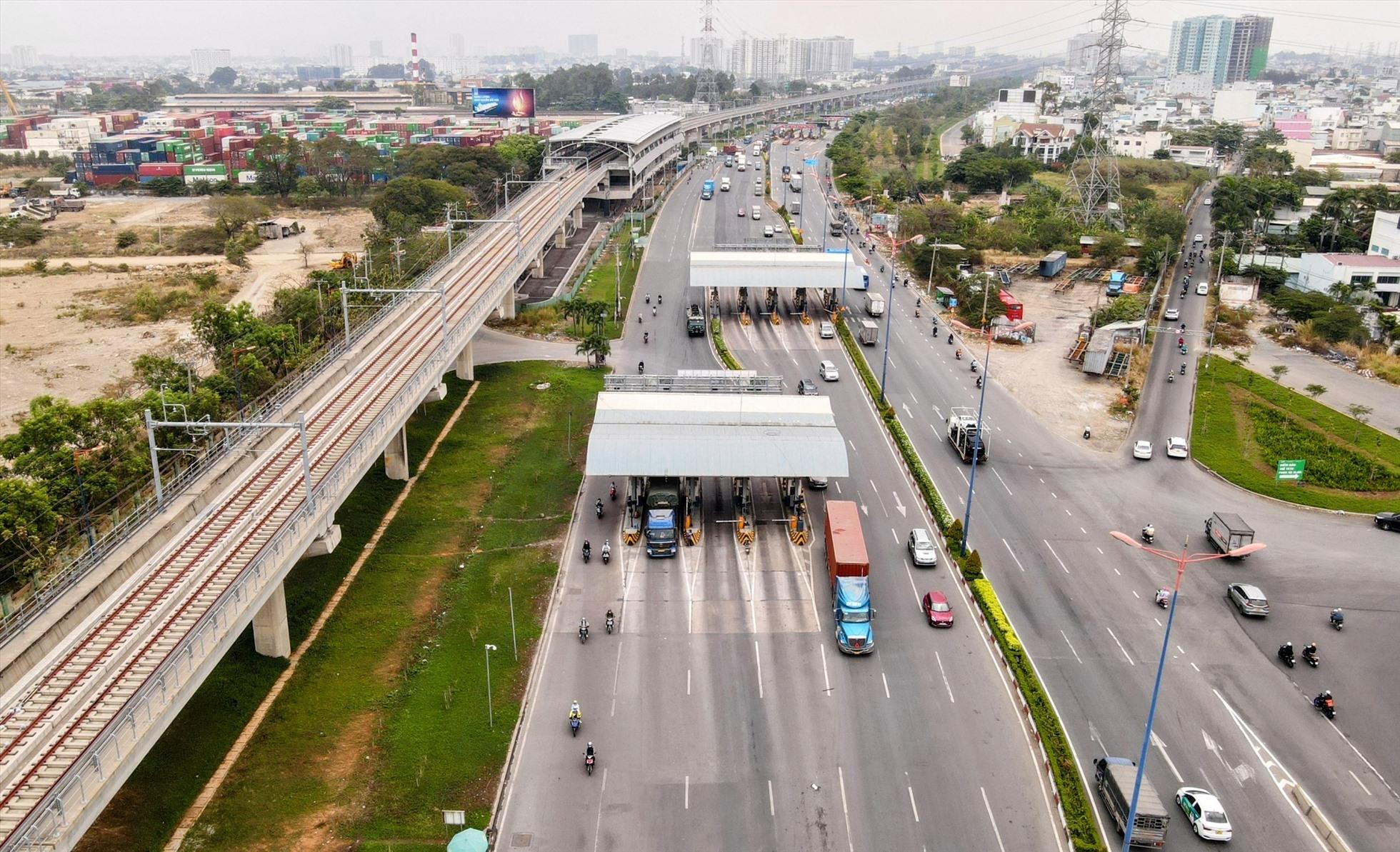 UBND TP Hồ Chí Minh mới đây điều chỉnh thời gian hoàn thành thi công Metro số 1 vào cuối quý IV/2023. Để về địch đúng hẹn, Metro số 1 cần sớm lựa chọn tổ chức đánh giá, chứng nhận an toàn hệ thống; xin ý kiến chấp thuận của Hội đồng Nghiệm thu nhà nước về công tác nghiệm thu đối với đề cương nghiệm thu. Ngoài ra, chủ đầu tư cần xử lý dứt điểm các vấn đề đang còn tồn tại, như vụ rơi gối cao su của cầu cạn...