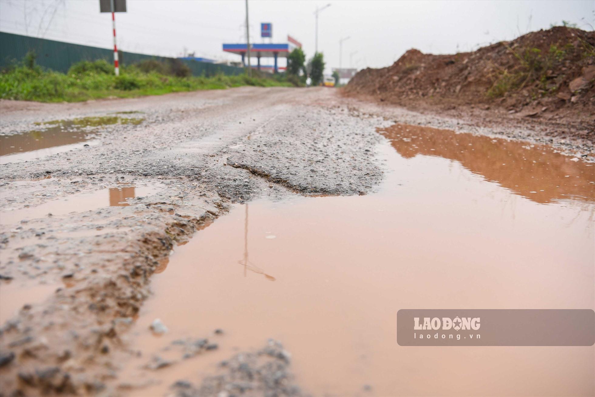 Đường gom cao tốc Hà Nội - Bắc Giang xuống cấp. Ảnh: Vân Trường