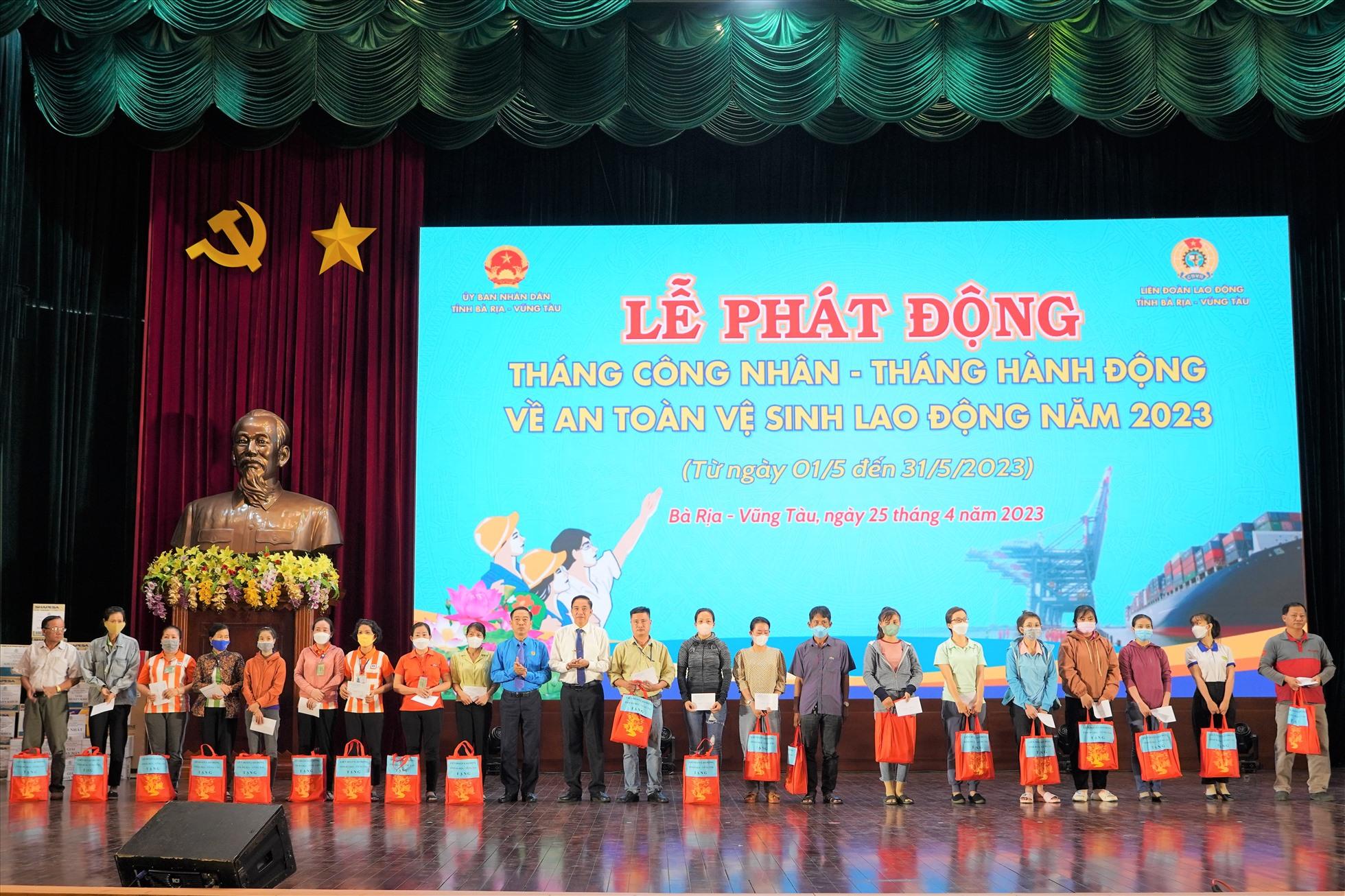 Lãnh đạo LĐLĐ tỉnh và Sở Lao động - Thương binh và Xã hội trao quà hỗ trợ cho người lao động có hoàn cảnh khó khăn tại Lễ phát động. Ảnh: Thành An