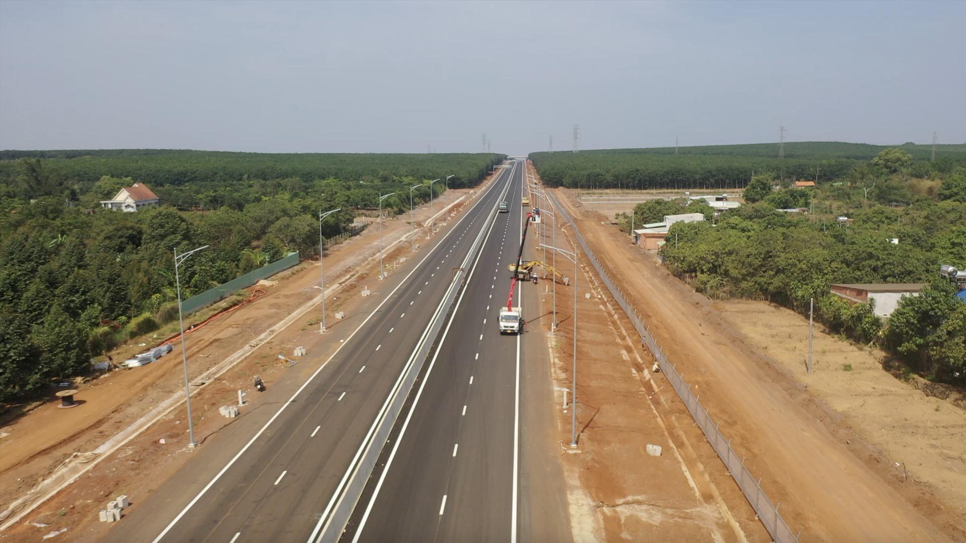 Cao tốc Phan Thiết - Dầu Giây sắp khánh thành ngày 29.4 nhưng chưa triển khai trạm dừng nghỉ. Ảnh: Hà Anh Chiến