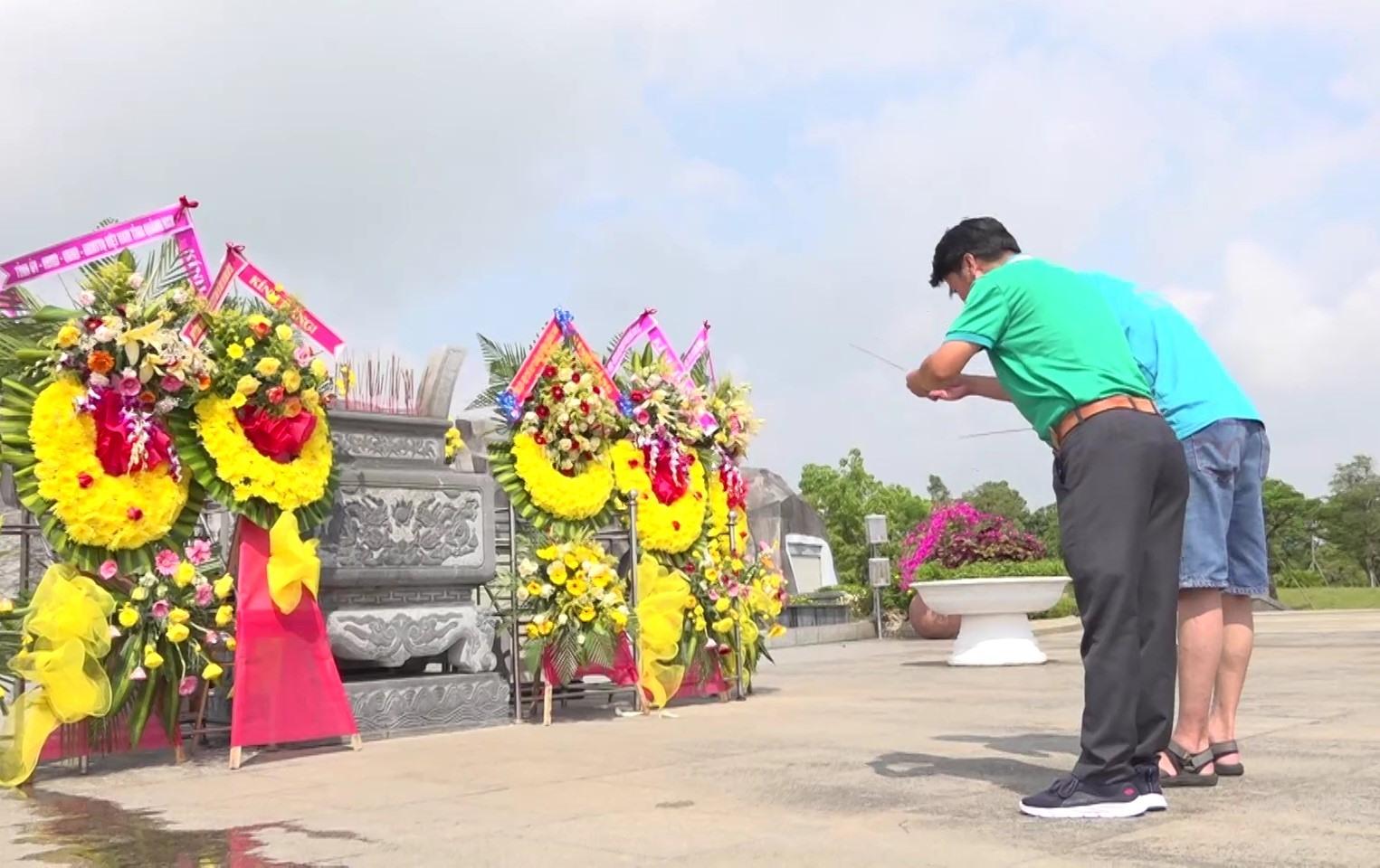 Nhiều du khách viếng hương ghi nhớ công ơn các Mẹ Việt Nam Anh hùng, Liệt sĩ bằng tấm lòng thành kính. Ảnh Hoàng Bin