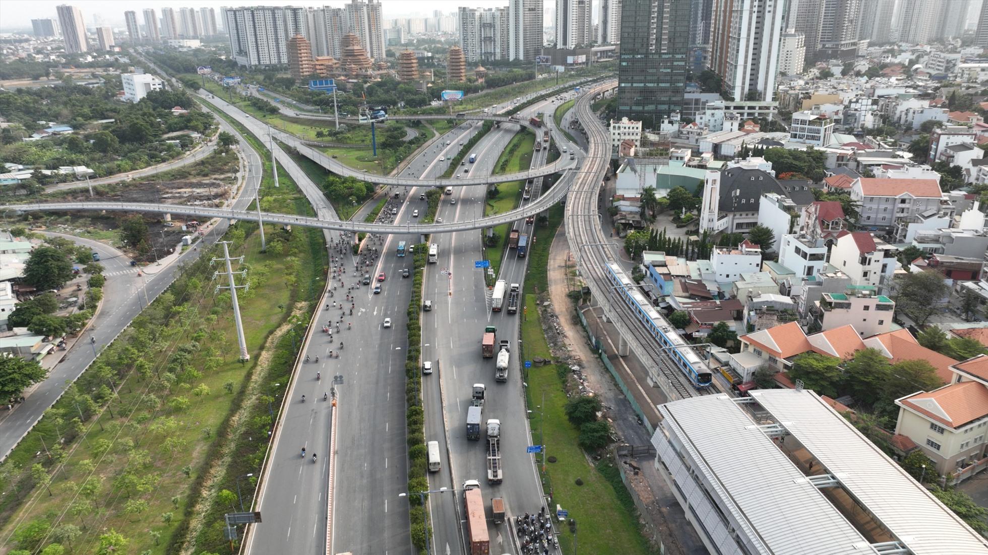 Tuyến metro số 1 dài 19,7 km có tổng mức đầu tư hơn 43.700 tỉ đồng, từ ga Bến Thành (Quận 1) đến depot Long Bình (TP Thủ Đức), với 3 ga ngầm và 11 ga trên cao, hiện đã đạt 95% khối lượng, dự kiến hoàn thành cuối năm nay và chạy thương mại đầu năm 2024. Tuyến metro số 1 dài 19,7 km có tổng mức đầu tư hơn 43.700 tỉ đồng, từ ga Bến Thành (Quận 1) đến depot Long Bình (TP Thủ Đức), với 3 ga ngầm và 11 ga trên cao, hiện đã đạt 95% khối lượng, dự kiến hoàn thành cuối năm nay và chạy thương mại đầu năm 2024.