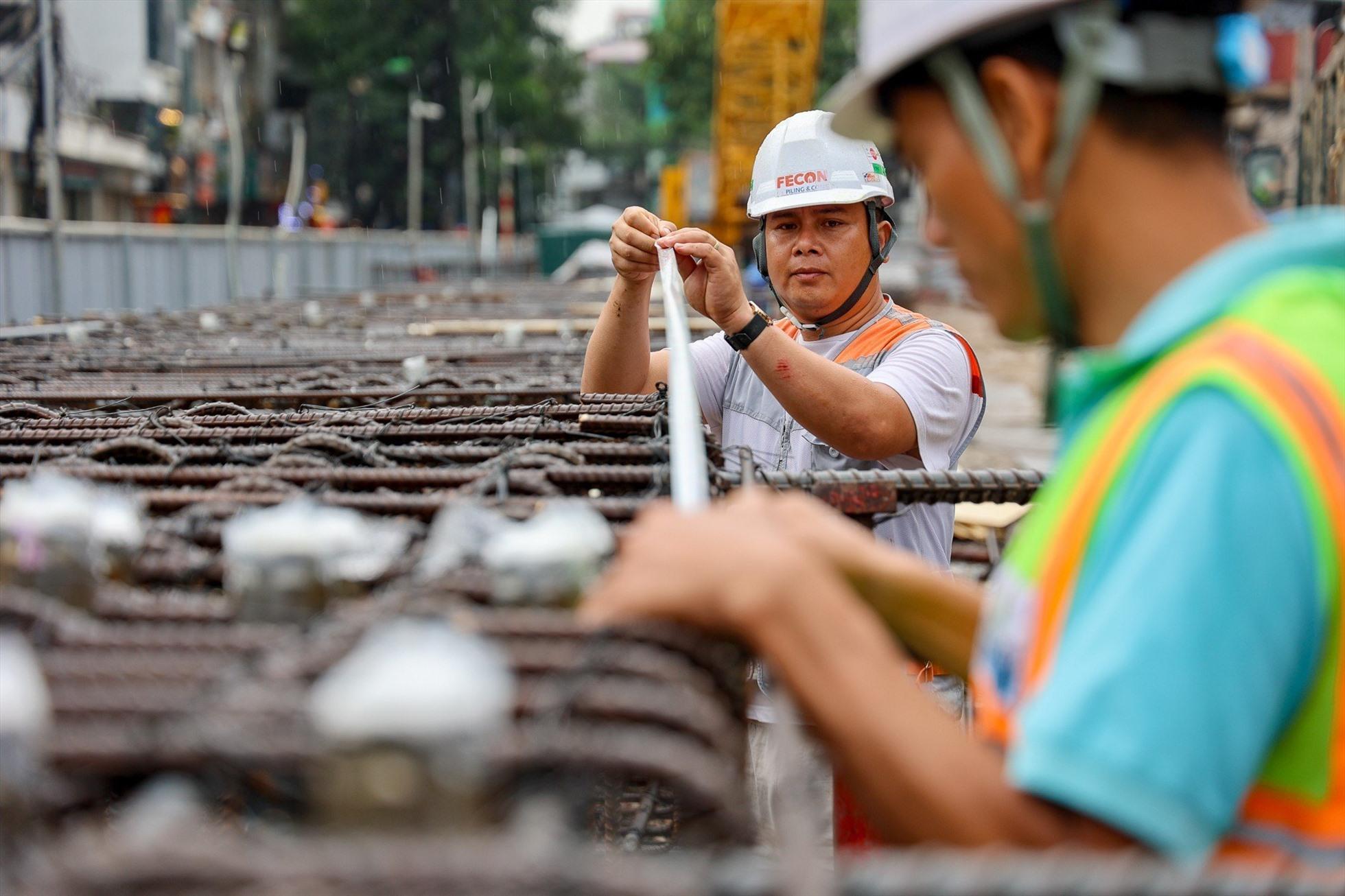 Ông Lê Trung Hiếu cho biết, Ban Quản lý đường sắt đô thị Hà Nội và Tư vấn luôn đồng hành cùng nhà thầu, huy động kỹ sư giám sát để kiểm soát chất lượng và nghiệm thu từng bước thi công đảm bảo mọi công việc không bị gián đoạn.