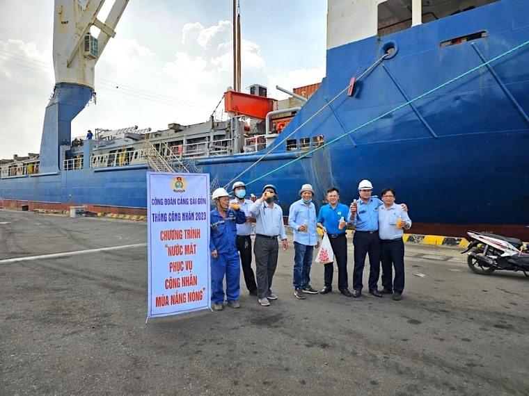Công đoàn cung cấp nước giải nhiệt mùa hè cho đoàn viên, người lao động làm việc tại hiện trường. Ảnh: Công đoàn Cảng Sài Gòn
