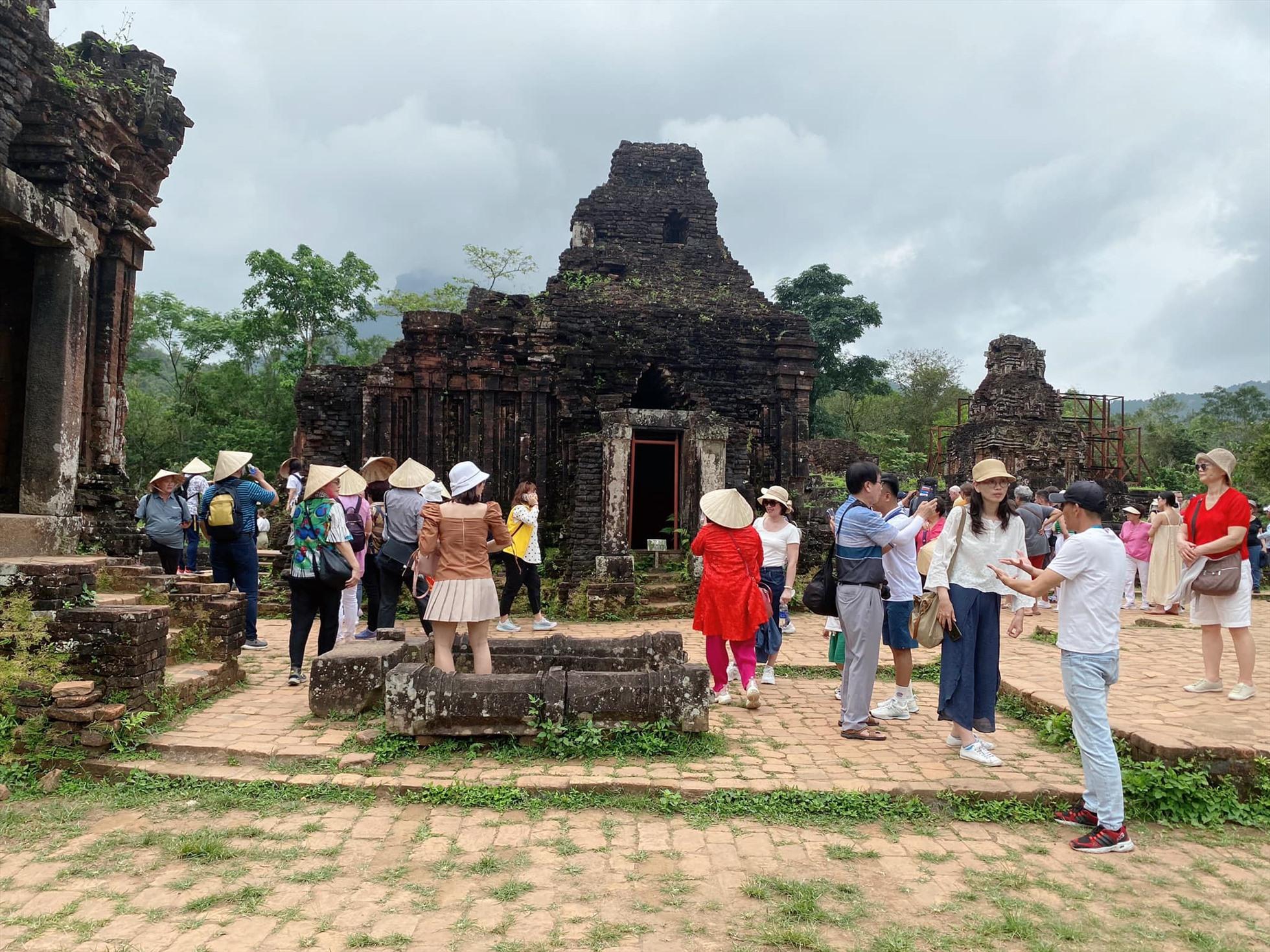 Thánh địa Mỹ Sơn, huyện Duy Xuyên cũng thu hút hàng nghìn lượt khách thăm quan dịp 30.4 – 1.5. Ảnh Hoàng Bin