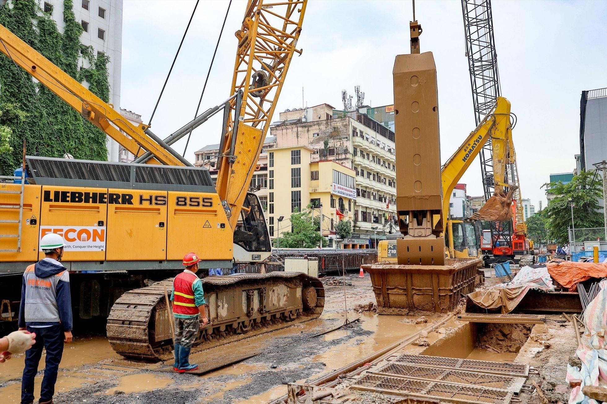 Ông Lê Trung Hiếu - Phó Trưởng ban Ban Quản lý đường sắt đô thị Hà Nội - cho biết, Chủ đầu tư, nhà thầu HGU, tư vấn đều thống nhất đảm bảo thi công 3 ca liên tục, không có nghỉ lễ, để hoàn thành mục tiêu đưa dự án cán đích cuối năm 2027.