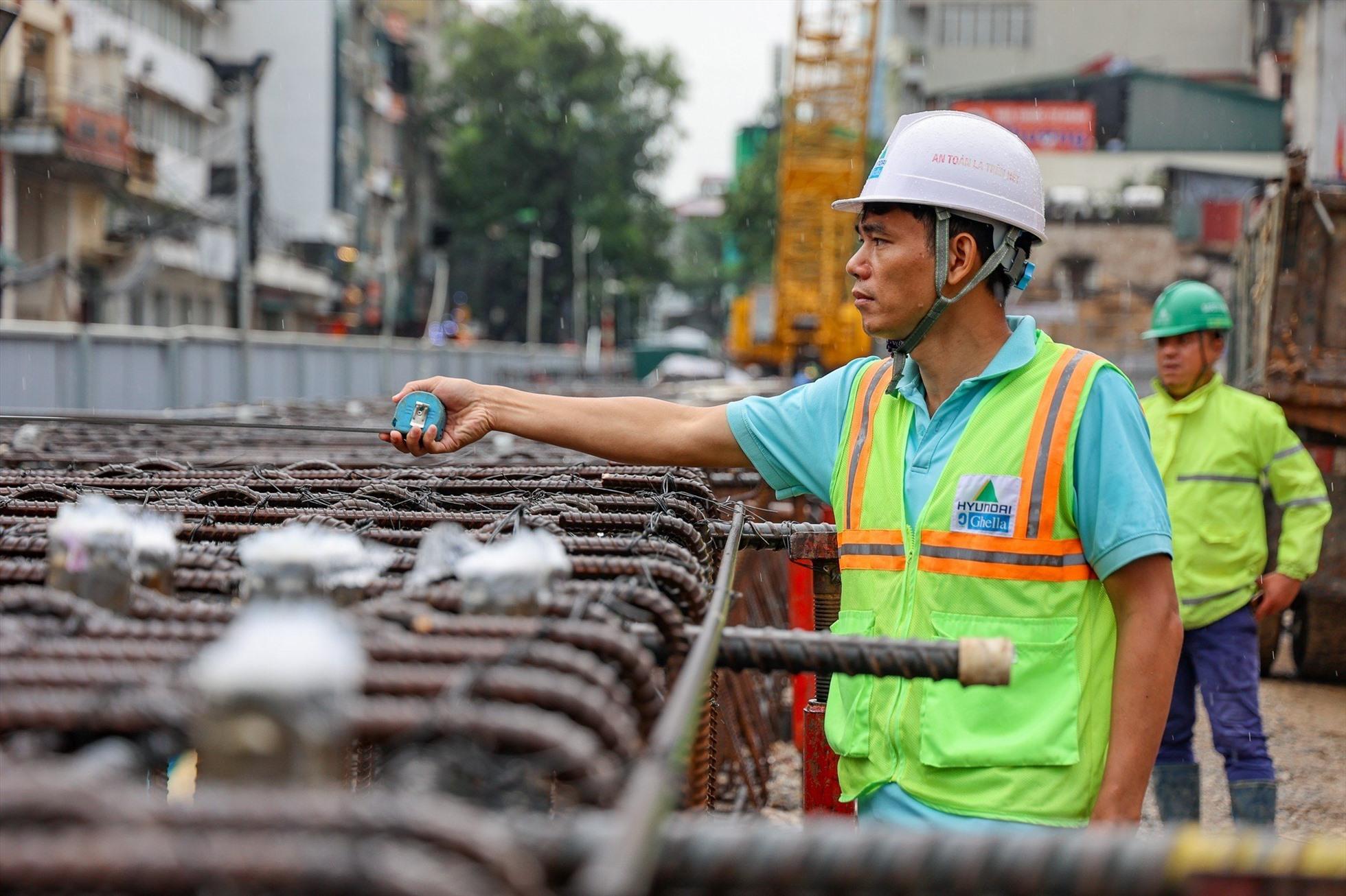 Kỳ nghỉ lễ dịp Giỗ Tổ Hùng Vương và 30.4, 1.5 - kéo dài 5 ngày (từ ngày 29.4 đến ngày 3.5) nhưng trên công trường dự án tuyến đường sắt đô thị Nhổn - ga Hà Nội vẫn nhiều công nhân túc trực, thi công.