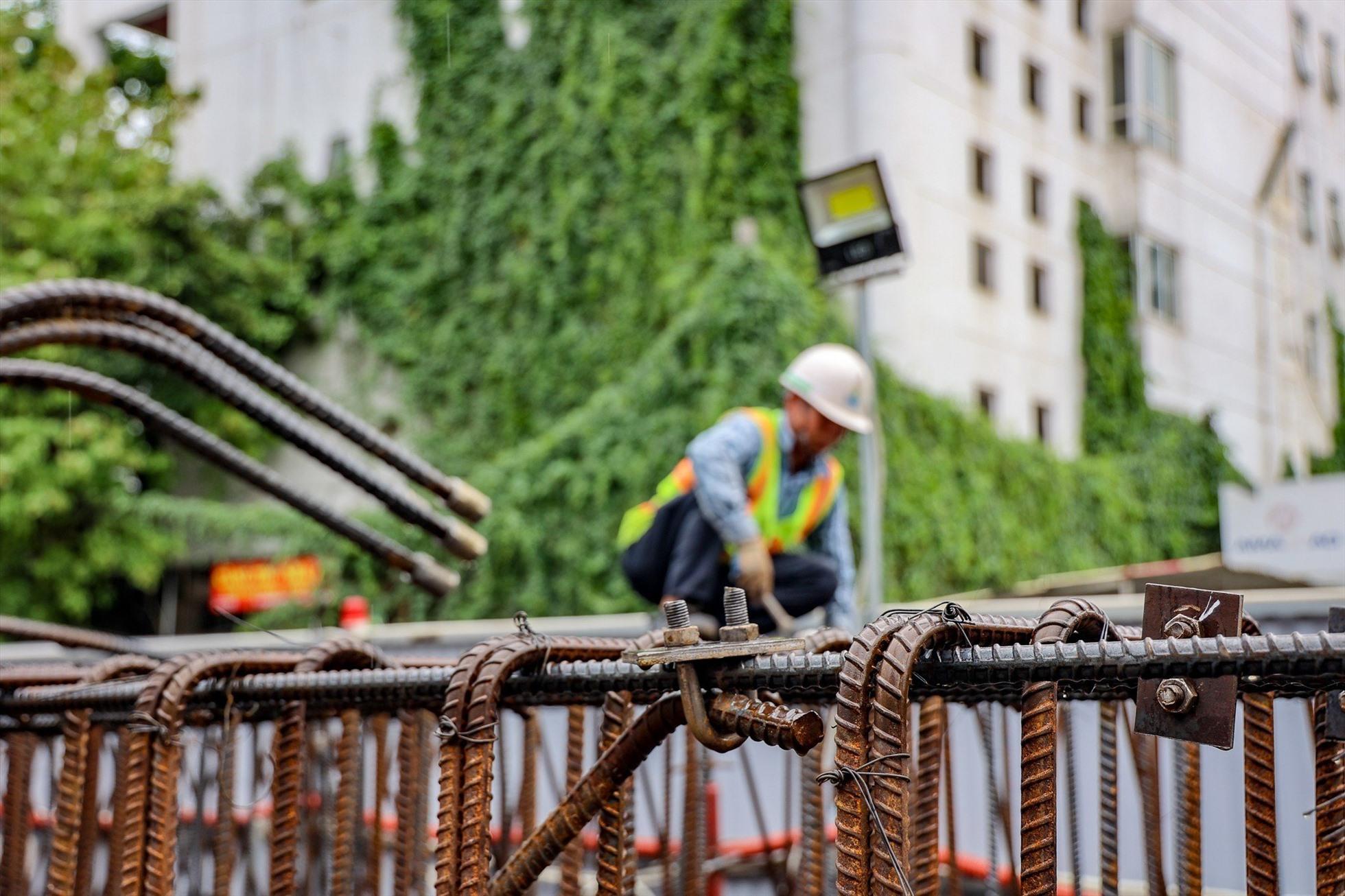 Việc thi công liên tục cũng để dự phòng cho những trường hợp trong tương lai phải tạm dừng công việc do bất khả kháng như dịch bệnh, mưa bão....