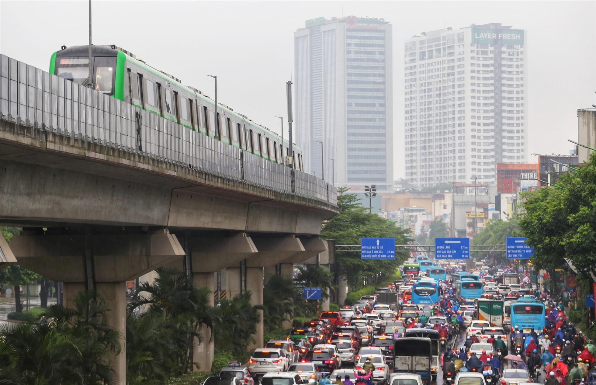 Sau những ngày nắng nóng kéo dài, sáng  nay Hà Nội đã đón cơn mưa giải nhiệt. Tuy nhiên, do vào sáng thứ 2 đầu tuần nên