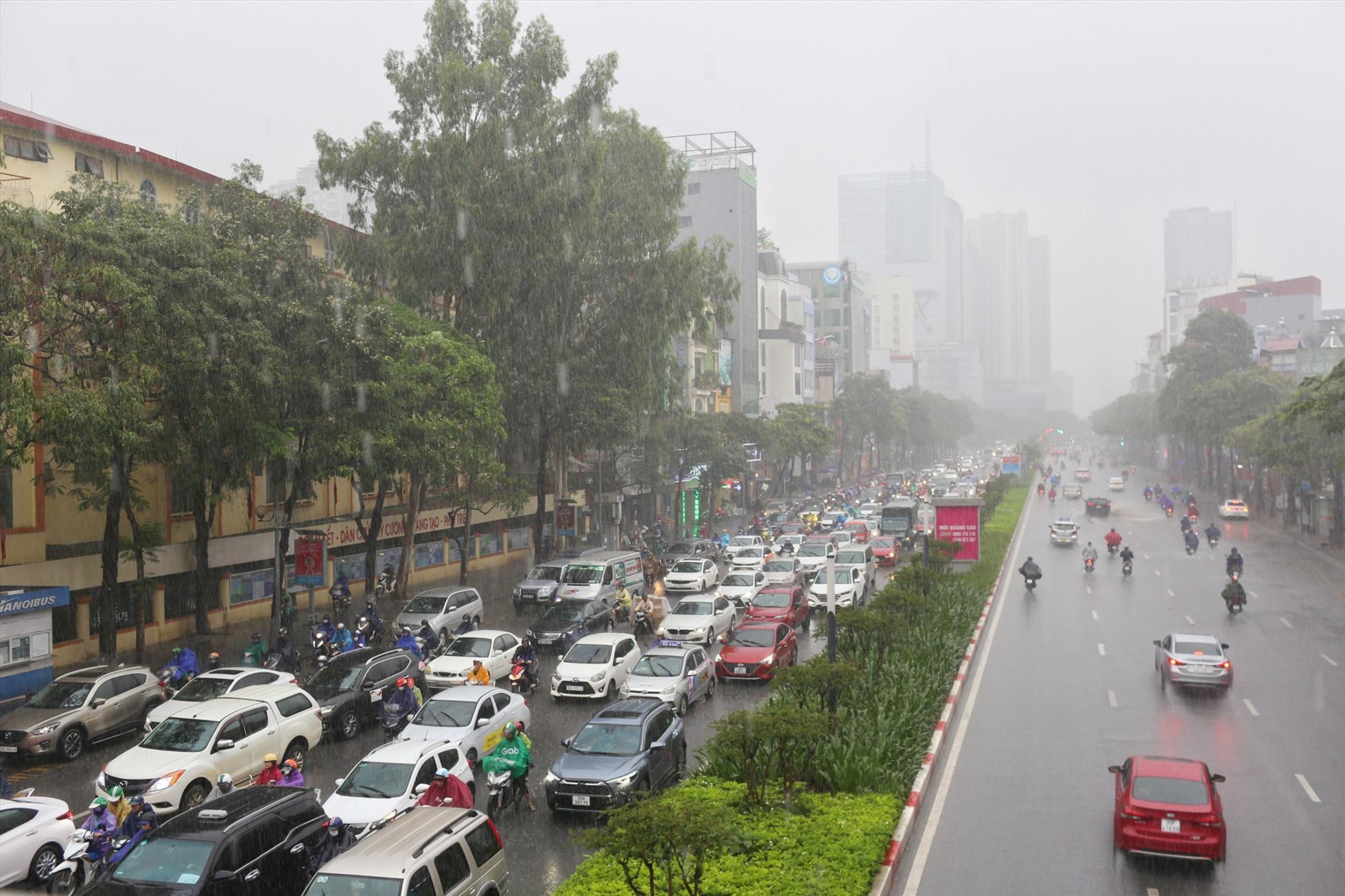 Đoạn đường Trần Duy Hưng hướng về Nguyễn Chí Thanh ùn tắc cục bộ đoạn qua trường Đại học Lao Động Xã hội.