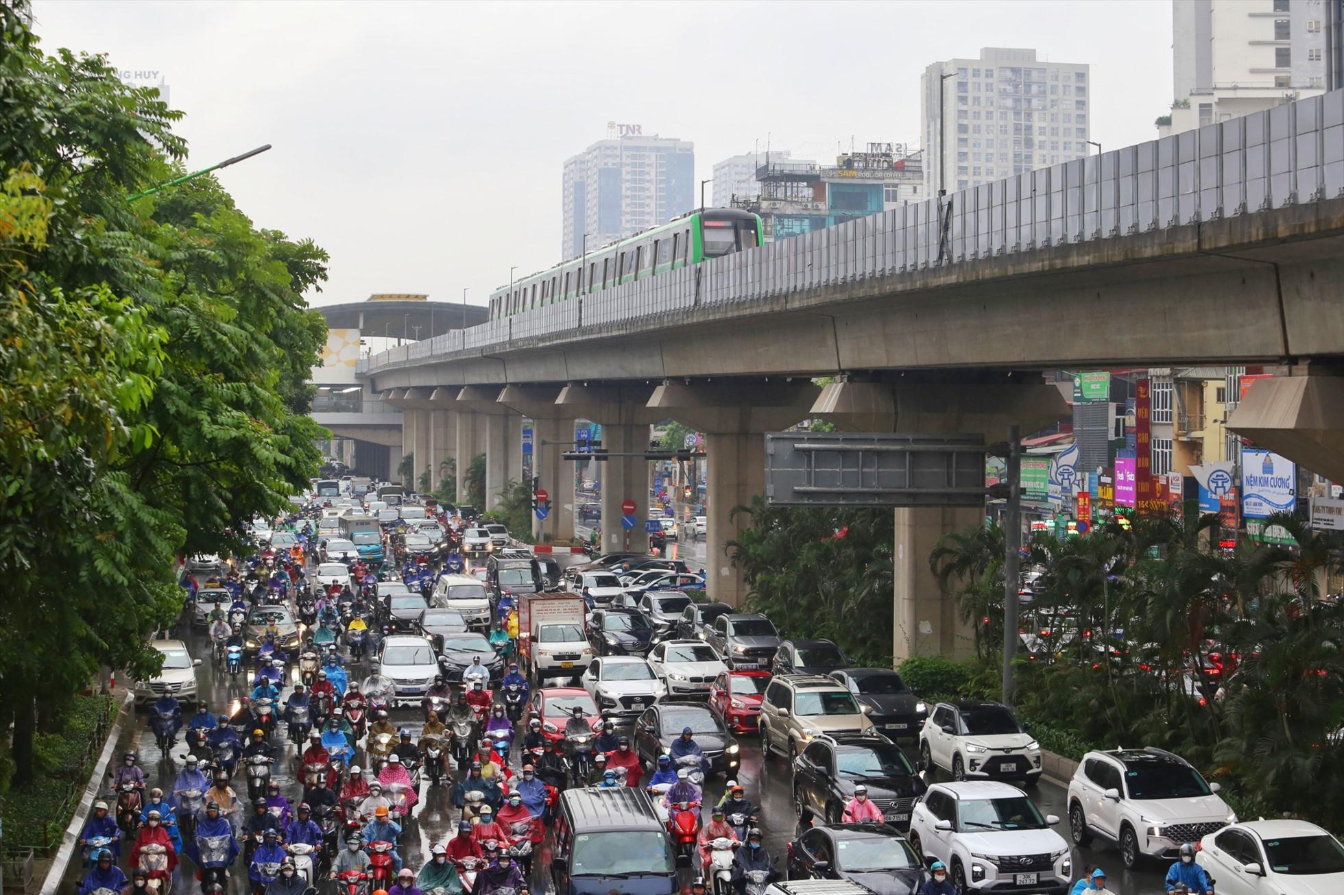 Thời điểm bên dưới ùn tắc, tàu Cát Linh - Hà Đông vẫn chạy bon bon trên tuyến đường riêng.