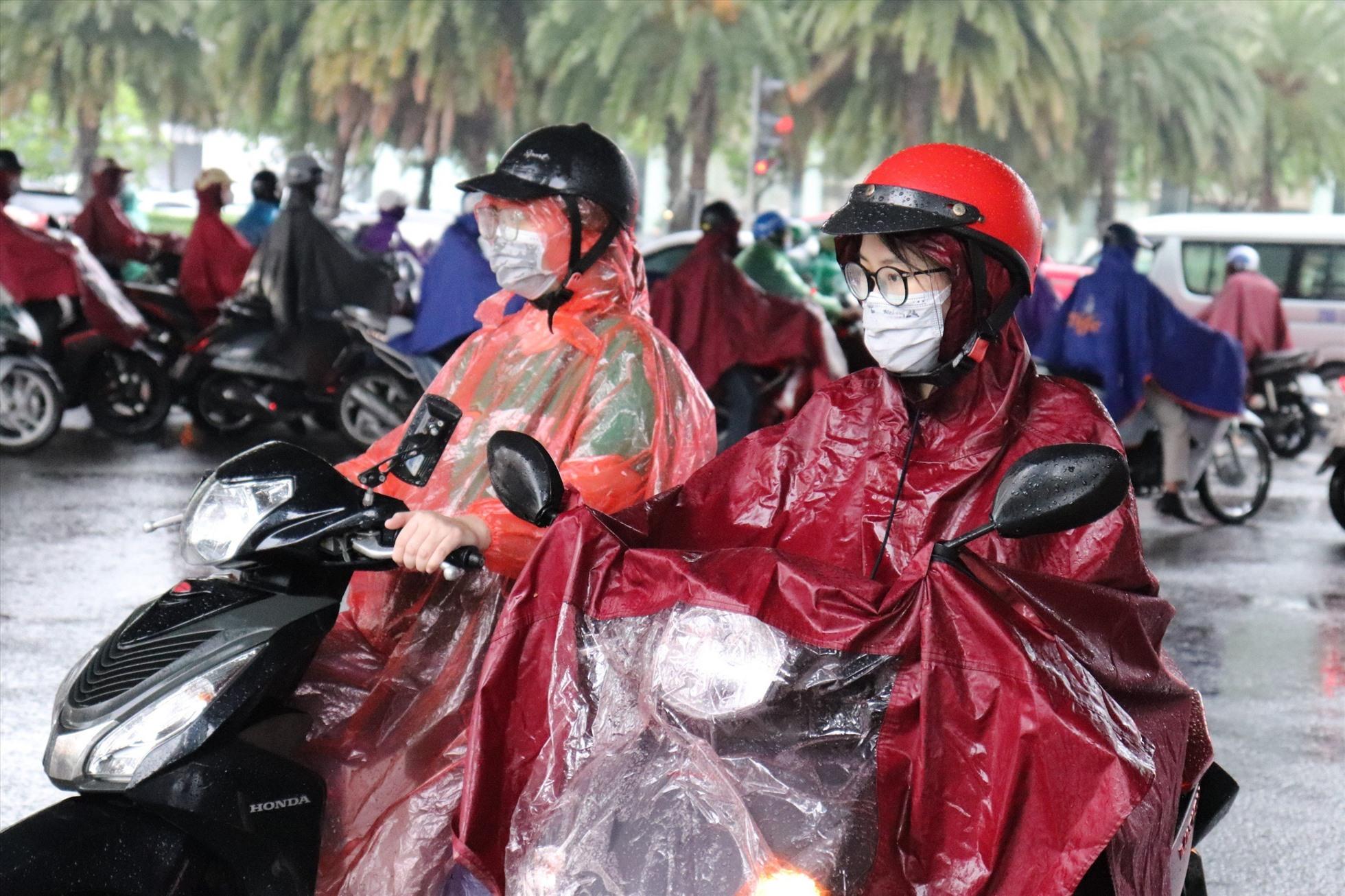 Chị Hoàng Thúy Mai (Đống Đa, Hà Nội) cho biết: “Sáng nay mưa lớn, mà việc di chuyển trên các tuyến đường lớn rất khó khăn. Mãi mới di chuyển được tới đoạn Phạm Hùng mà qua nút giao vẫn còn tắc. Từ sáng đến giờ có khi mình phải mất 1 tiếng mới tới chỗ làm”