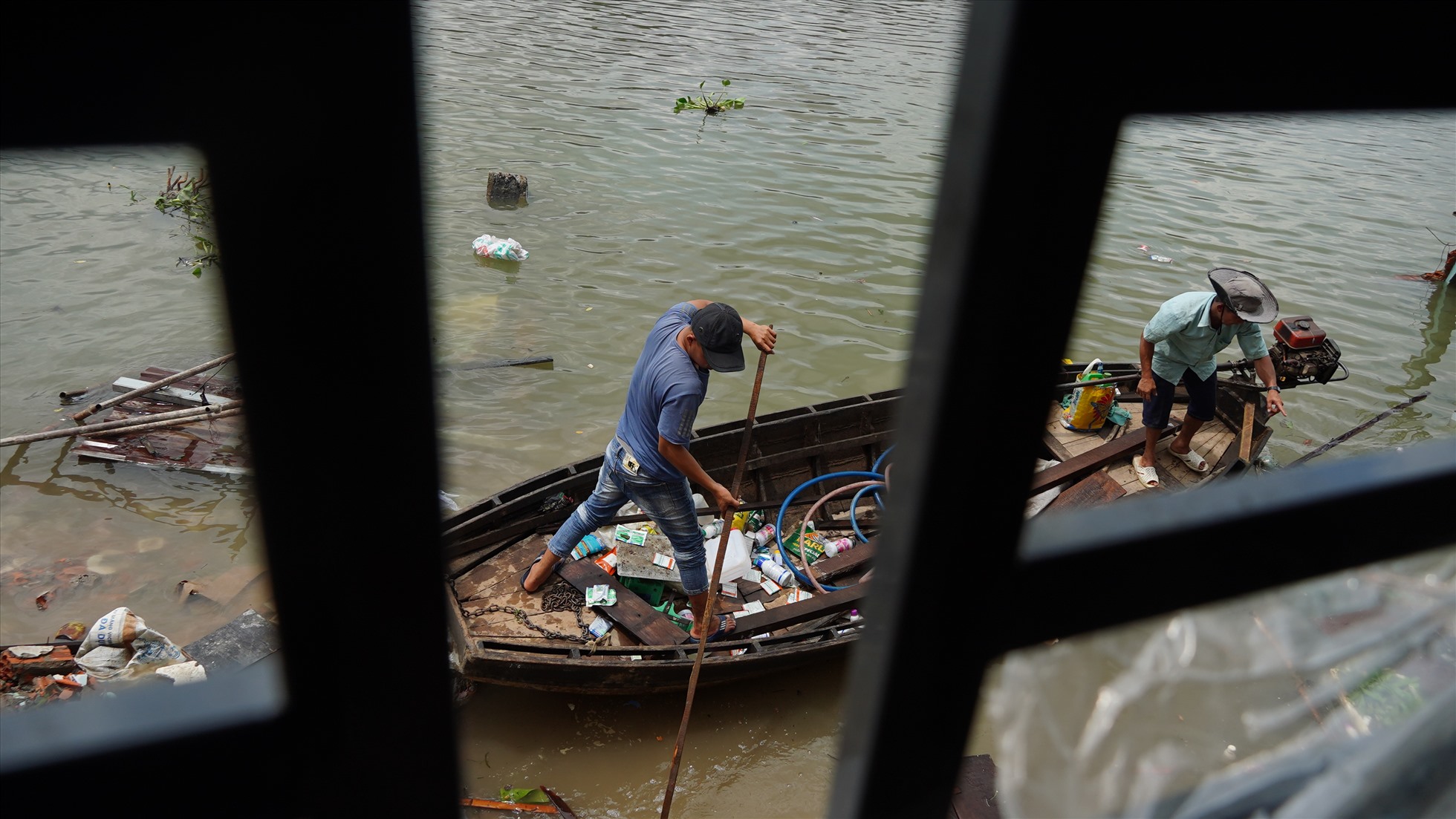 Người dân vớt vát những gì còn lại. Ảnh: Tạ Quang