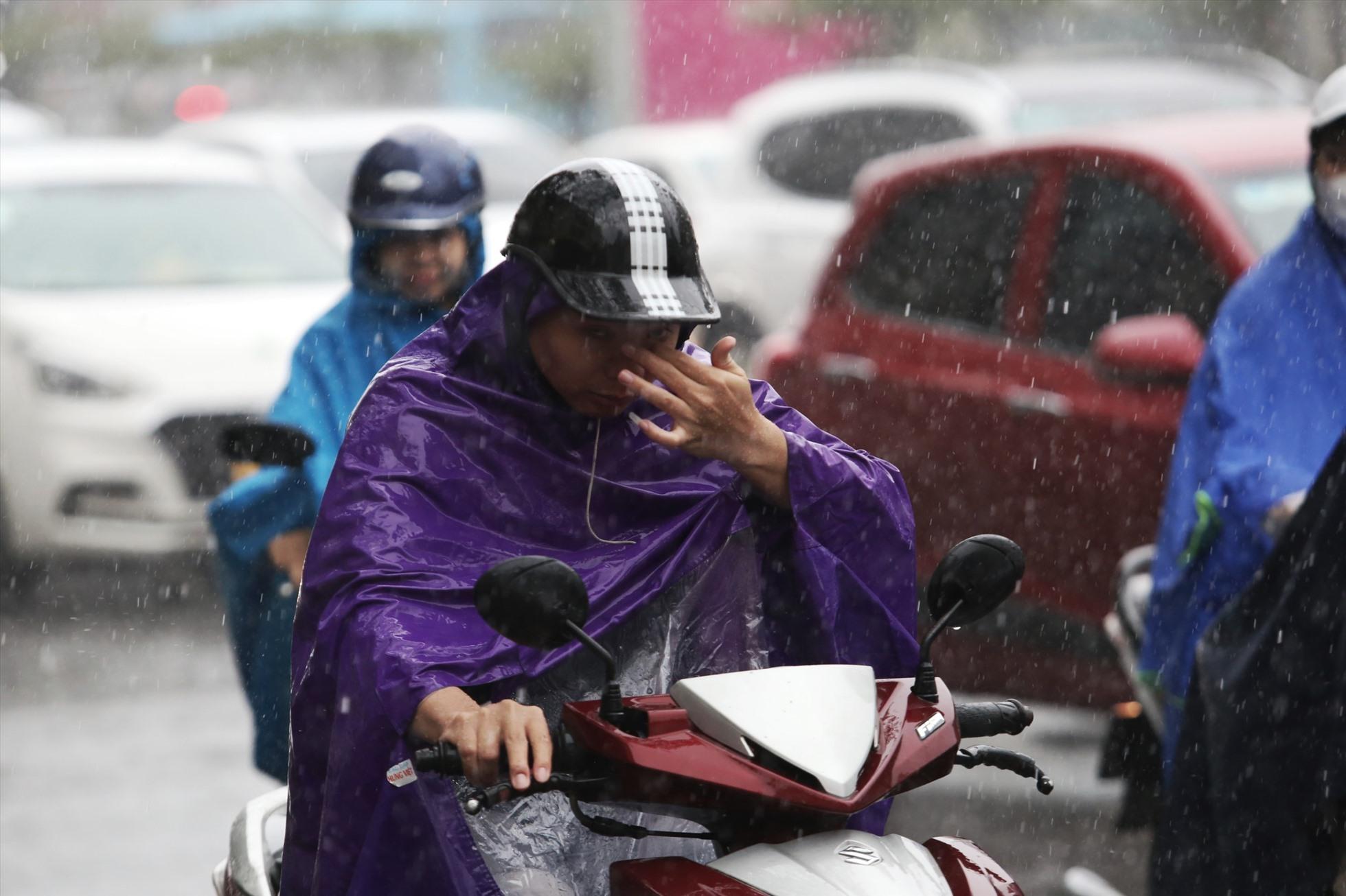 “Sáng tôi thấy mưa lớn nên cũng tranh thủ đi sớm vì sợ tắc đường, nhưng cũng phải mất nhiều giờ tôi mới có thể đi từ Xa La (Hà Đông) lên Xã Đàn. Lúc nhìn bản đồ để tìm hướng đi khác thì thấy mọi ngả đường đều ùn tắc” - Anh Nguyễn Đình Thành (Hà Đông, Hà Nội) cho biết.