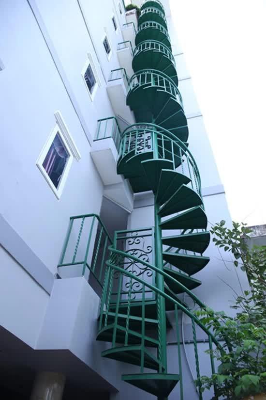 Gia thế và tài sản khủng của ca sĩ Khánh Phương: Thiếu gia nhà giàu, biệt thự 6 tầng hàng triệu đô nằm ngay vị trí đắt đỏ - Ảnh 3. Gia thế và tài sản khủng của ca sĩ Khánh Phương: Thiếu gia nhà giàu, biệt thự 6 tầng hàng triệu đô nằm ngay vị trí đắt đỏ - Ảnh 3.
