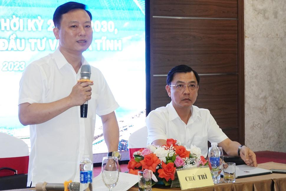 Ông Đậu Tùng Lâm - Giám đốc Sở Thông tin và Truyền thông tỉnh Hà Tĩnh thông tin một số nội dung tại buổi họp báo. Ảnh: Trần Tuấn.