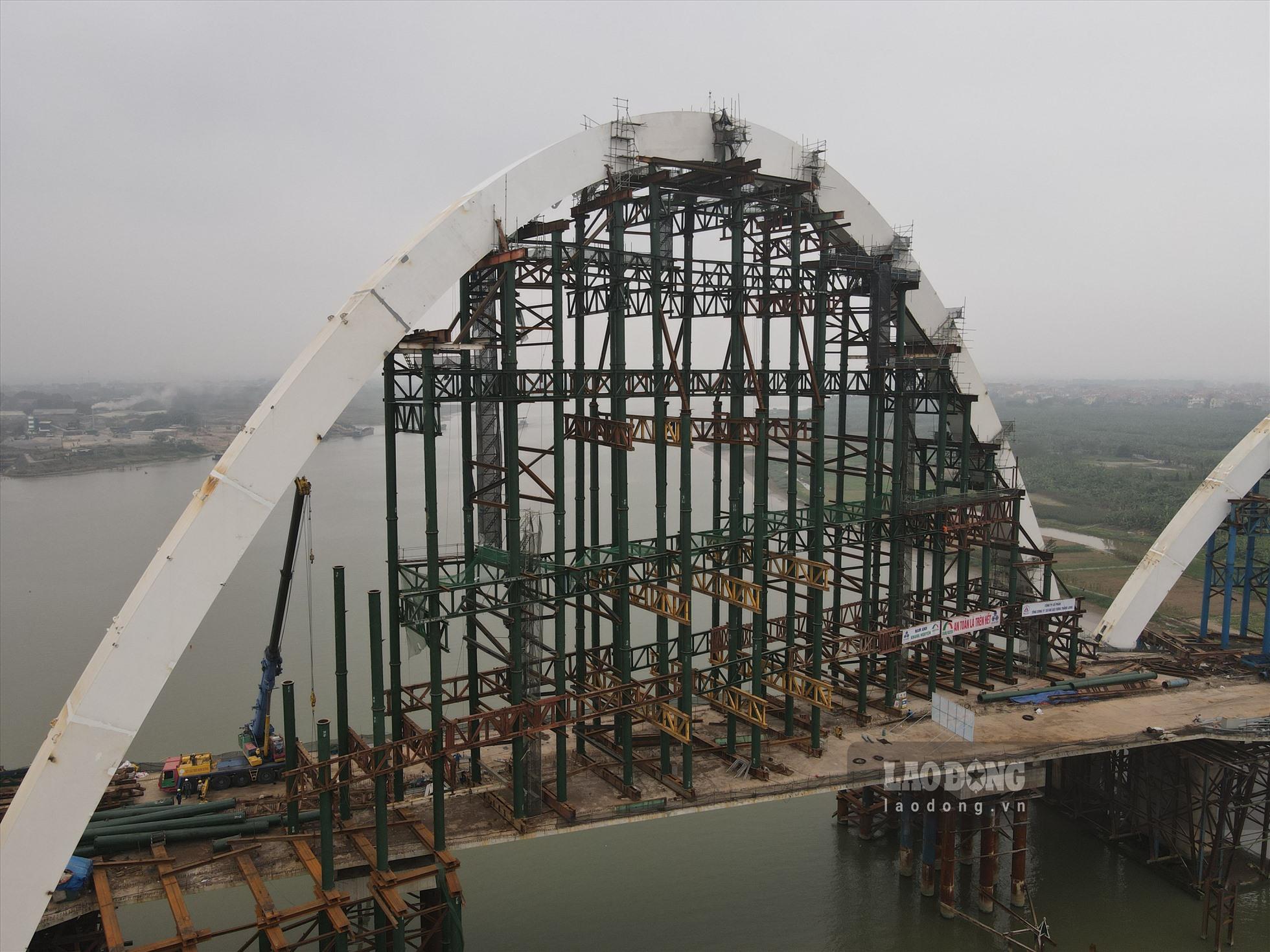 Hình dáng kiến trúc cầu có 5 vòm chịu lực mang hình tượng cặp rồng thời Lý, thân rồng cuộn hình chữ S mềm mại, uyển chuyển vờn trên sóng nước.