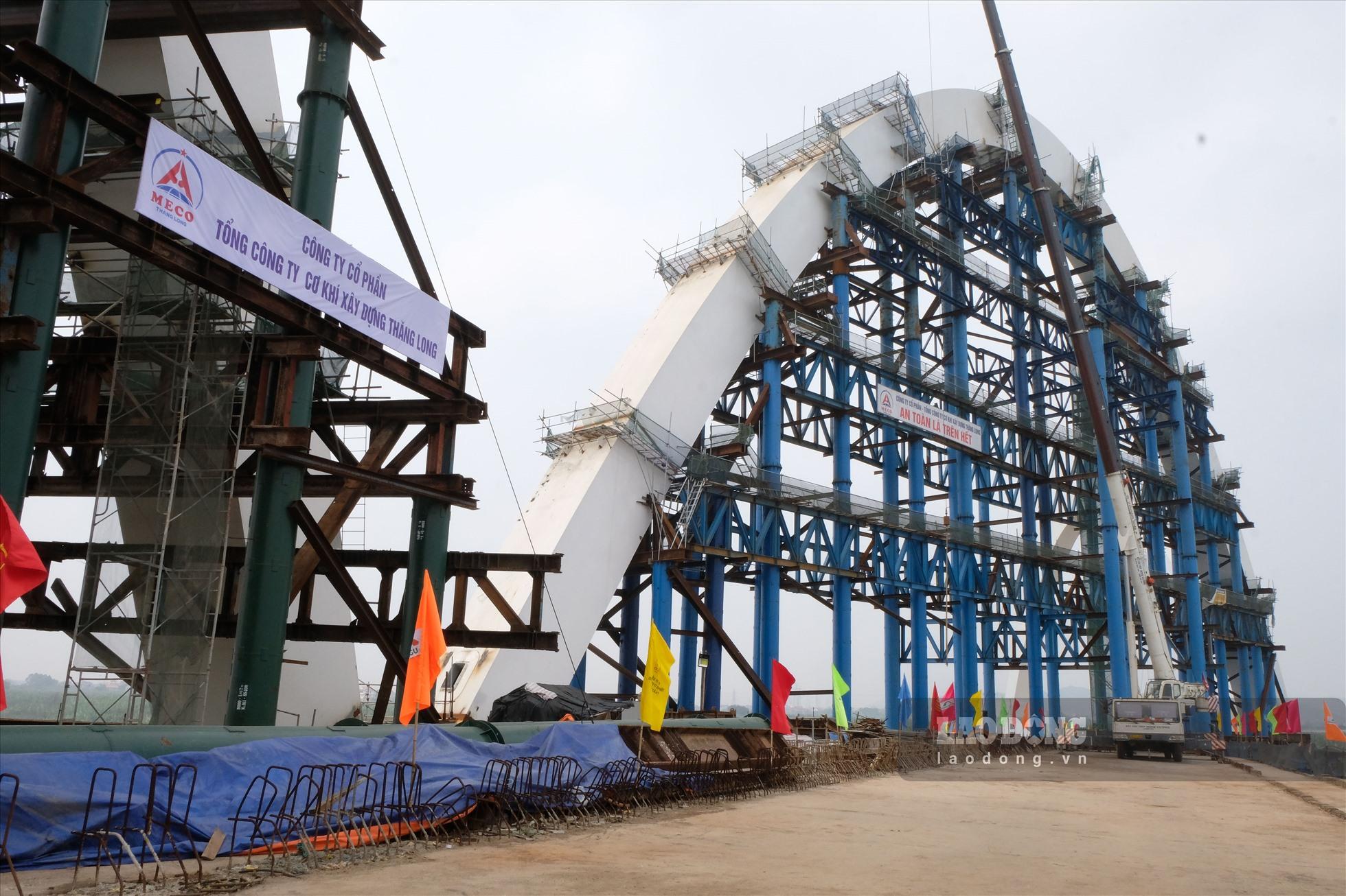 Cầu được thiết kế 5 nhịp vòm thép, nhịp cao nhất cao 67 m tính từ mặt cầu lên tới đỉnh vòm, cao nhất Việt Nam ở thời điểm hiện tại.