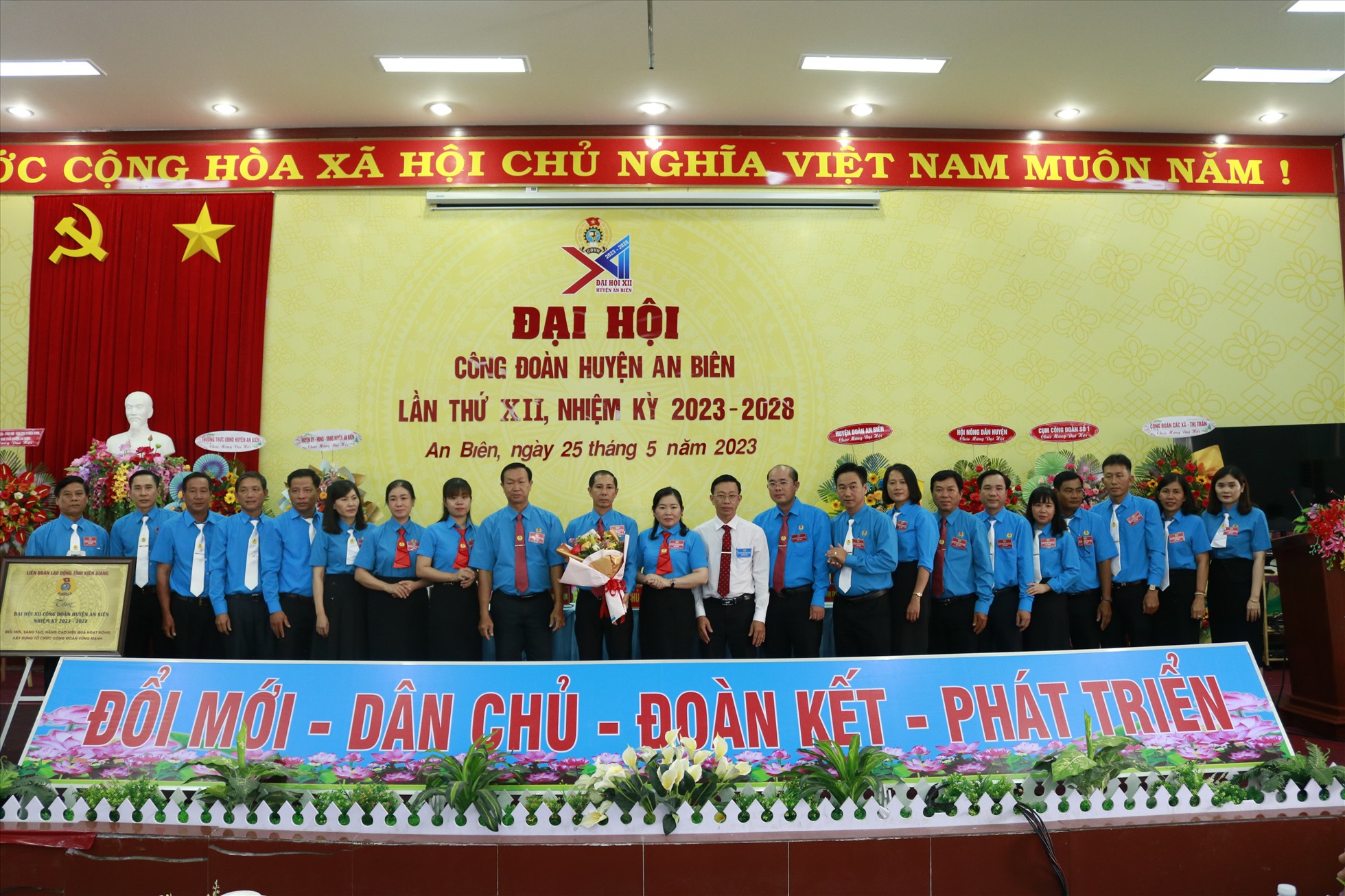 Đồng chí Bùi Thanh Nhàn - Phó Bí thư Huyện ủy, Chủ tịch Hội đồng nhân dân huyện An Biên trao hoa Ban Chấp hành Liên đoàn Lao động huyện An Biên nhiệm kỳ 2023-2028. Ảnh: Tú Anh