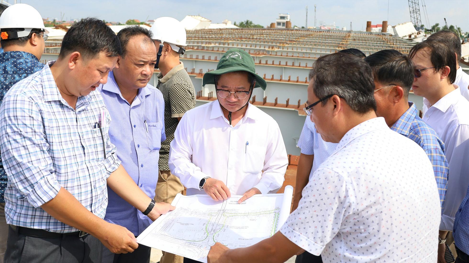 Để lắng nghe những khó khăn trong quá trình thực hiện các dự án và kịp thời tháo gỡ những khó khăn nhằm đảm bảo đúng tiến độ, ông Trần Việt Trường - Chủ tịch UBND TP Cần Thơ cùng đoàn công tác đã trực tiếp đi kiểm tra một số dự án trọng điểm ở TP.