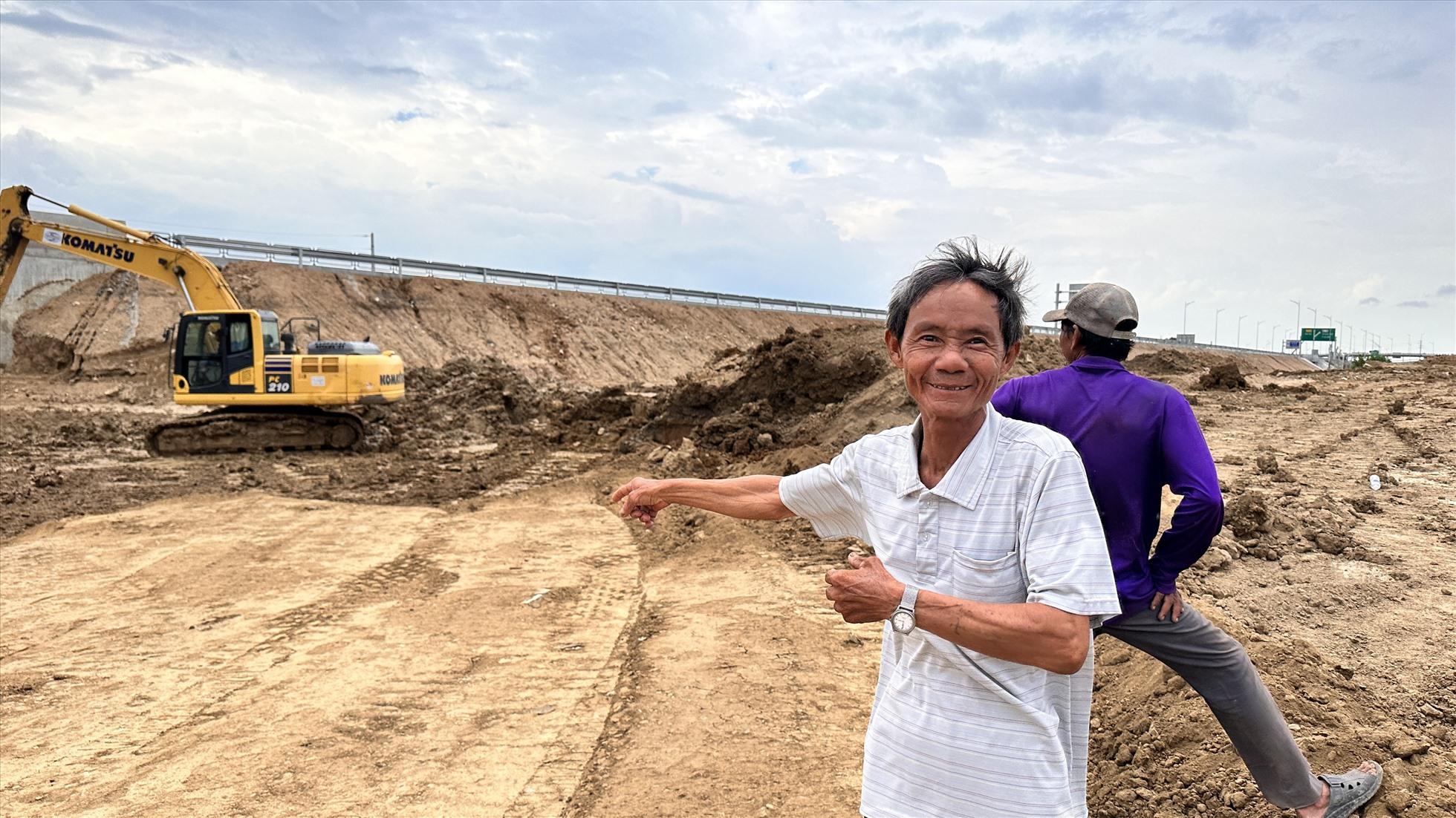 Chú Bảy Thu, người dân đứng xem thi công và mong chờ hầm rút nước để đi lại. Ảnh: Duy Tuấn