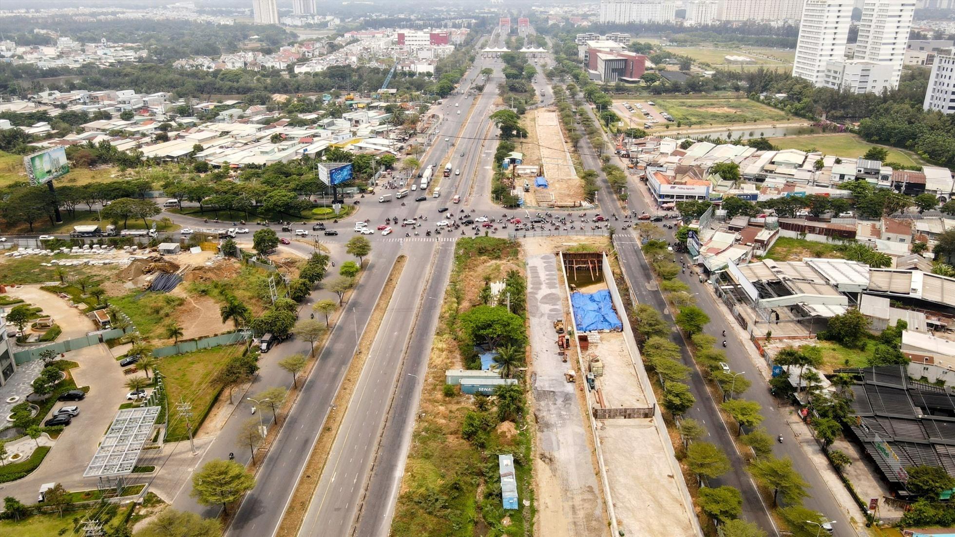 Một nhánh hầm chui Nguyễn Văn Linh - Nguyễn Hữu Thọ hoàn thành cuối năm nay.  Ảnh: Anh Tú