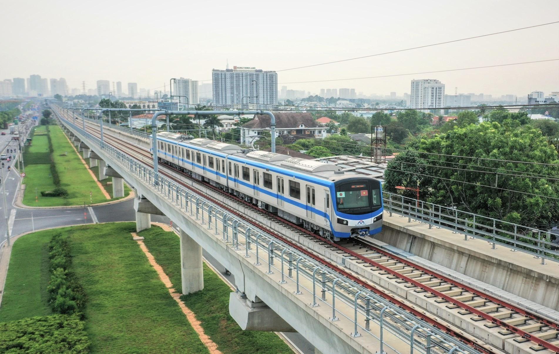 Metro số 1 chạy thử tàu đoạn trên cao.  Ảnh: Anh Tú