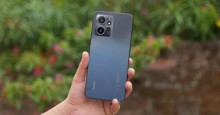 Trên tay Xiaomi Redmi Note 12: "Ông vua giá rẻ" đáng mua nhất hiện nay - Chỉ 4,5 triệu đồng có ngay tính năng cao cấp - Ảnh 1.