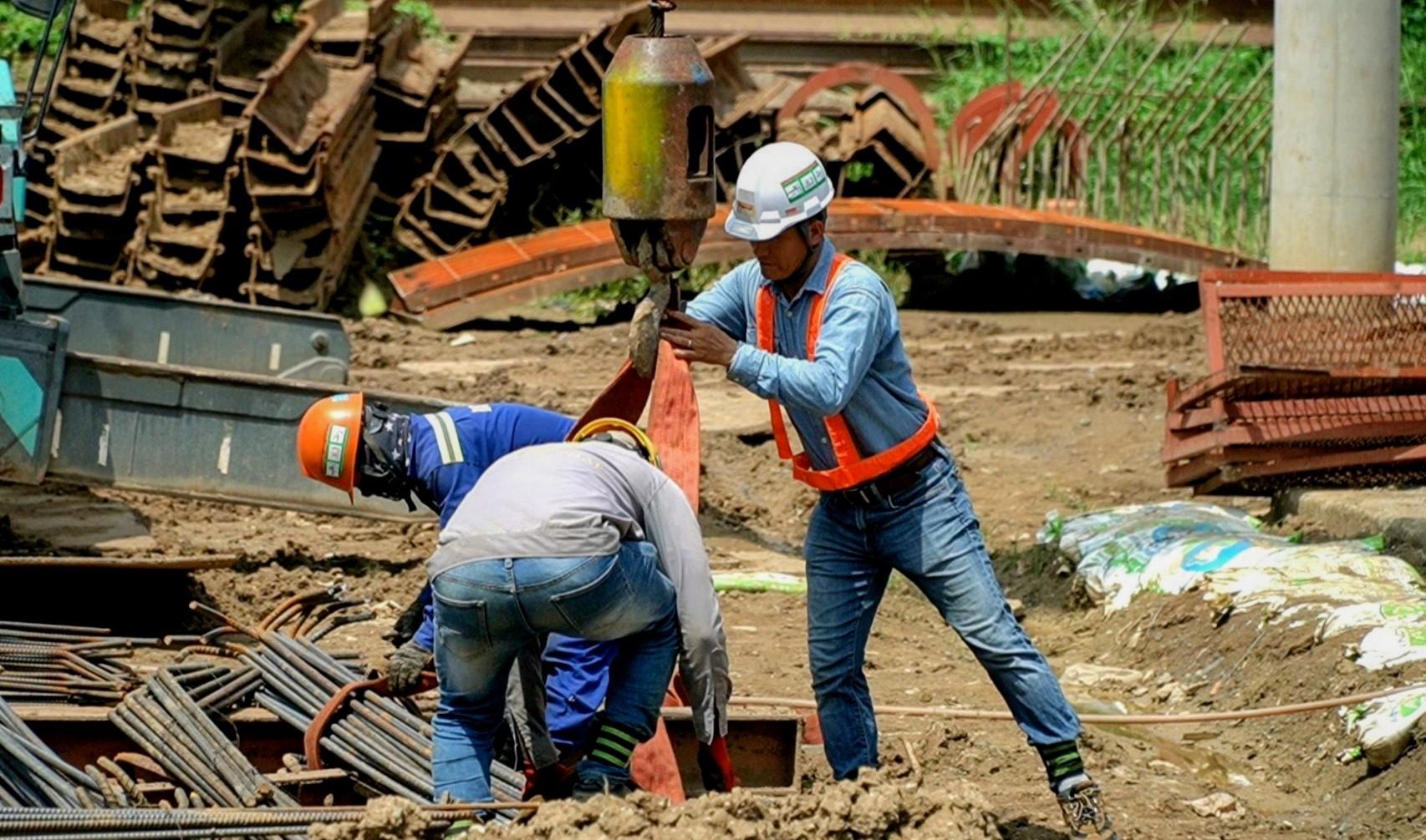 Ghi nhận sáng 20/5, hơn 15 công nhân làm việc từ 7h. Nhóm công nhân này đang triển khai gia cố khung thép, dựng lưới bảo vệ để chuẩn bị đổ bê tông dầm, bản cầu thang đi bộ. Hệ thống các cầu vượt này có thang máy, mái che, chiếu sáng... đáp ứng nhu cầu người dân đi bộ đến các ga metro trên cao. Nhóm công nhân này đang triển khai gia cố khung thép, dựng lưới bảo vệ để chuẩn bị đổ bê tông dầm, bản cầu thang đi bộ. Hệ thống các cầu vượt này có thang máy, mái che, chiếu sáng... đáp ứng nhu cầu người dân đi bộ đến các ga metro trên cao.