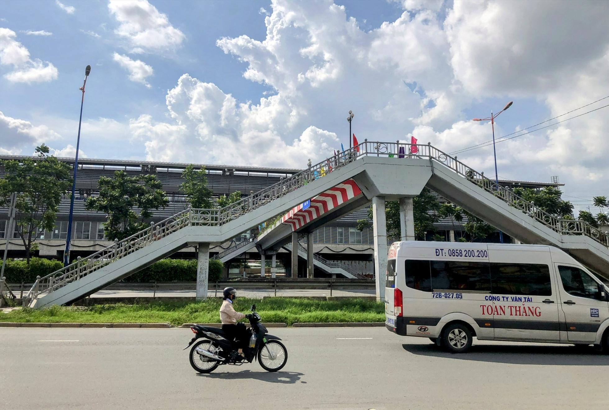 Hiện hai ga trên cao của dự án gồm Suối Tiên và Văn Thánh đã có cầu, giúp khách dễ tiếp cận đến toàn bộ các nhà ga. Trong ảnh là cầu vượt bộ hành Suối Tiên.