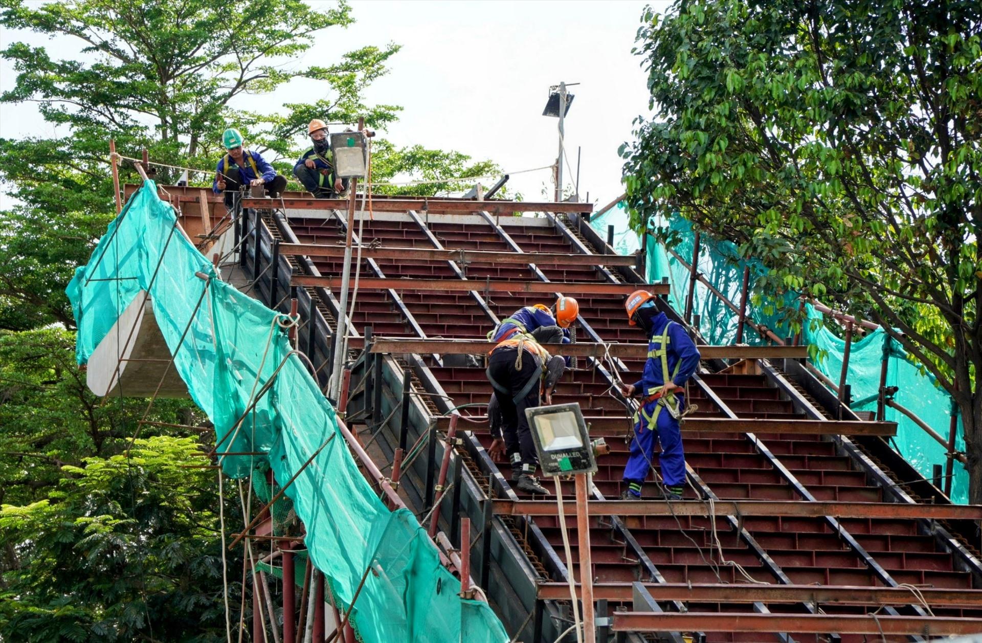 Trong đó, một phần cầu sẽ băng qua đường song hành bên trái xa lộ Hà Nội (hướng từ cầu Sài Gòn đi Suối Tiên), nối vào khu dân cư và trước trung tâm thương mại. Ở phía còn lại, cầu vượt qua tuyến xa lộ Hà Nội và đường song hành phải.