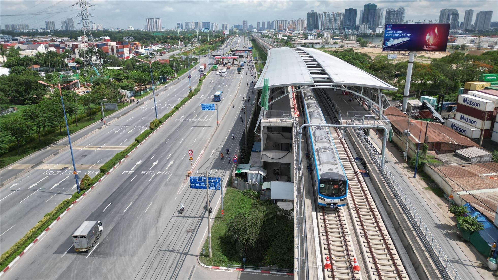 Metro số 1 là dự án đường sắt đô thị đầu tiên ở TP HCM, tổng mức đầu tư hơn 43.700 tỷ đồng, dài gần 20 km, từ depot Long Bình, Thủ Đức đến Bến Thành, quận 1. Ngoài 11 ga trên cao, tuyến còn ba ga ngầm ở trung tâm thành phố gồm: Bến Thành, Nhà hát thành phố và Ba Son. Hiện, toàn dự án đã hoàn thành khoảng 95% khối lượng. Dự án đang được đẩy nhanh thi công để vận hành thử toàn tuyến vào cuối năm nay, đưa vào khai thác thương mại từ năm sau.