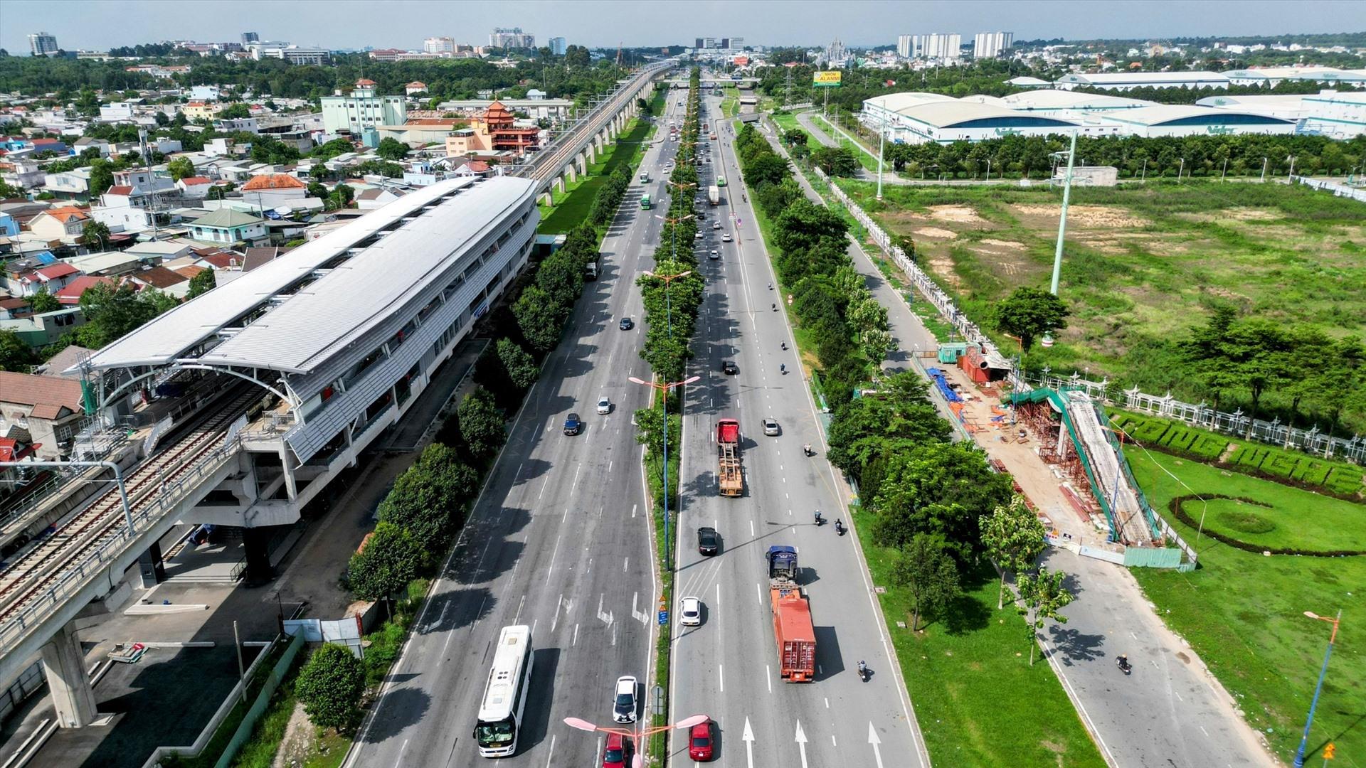 9 cầu vượt bộ hành đang được xây dựng bắc qua Xa lộ Hà Nội tạo thuận lợi và an toàn cho người dân đến nhà ga Metro số 1 (Bến Thành - Suối Tiên), dự kiến hoàn thành cuối năm nay.