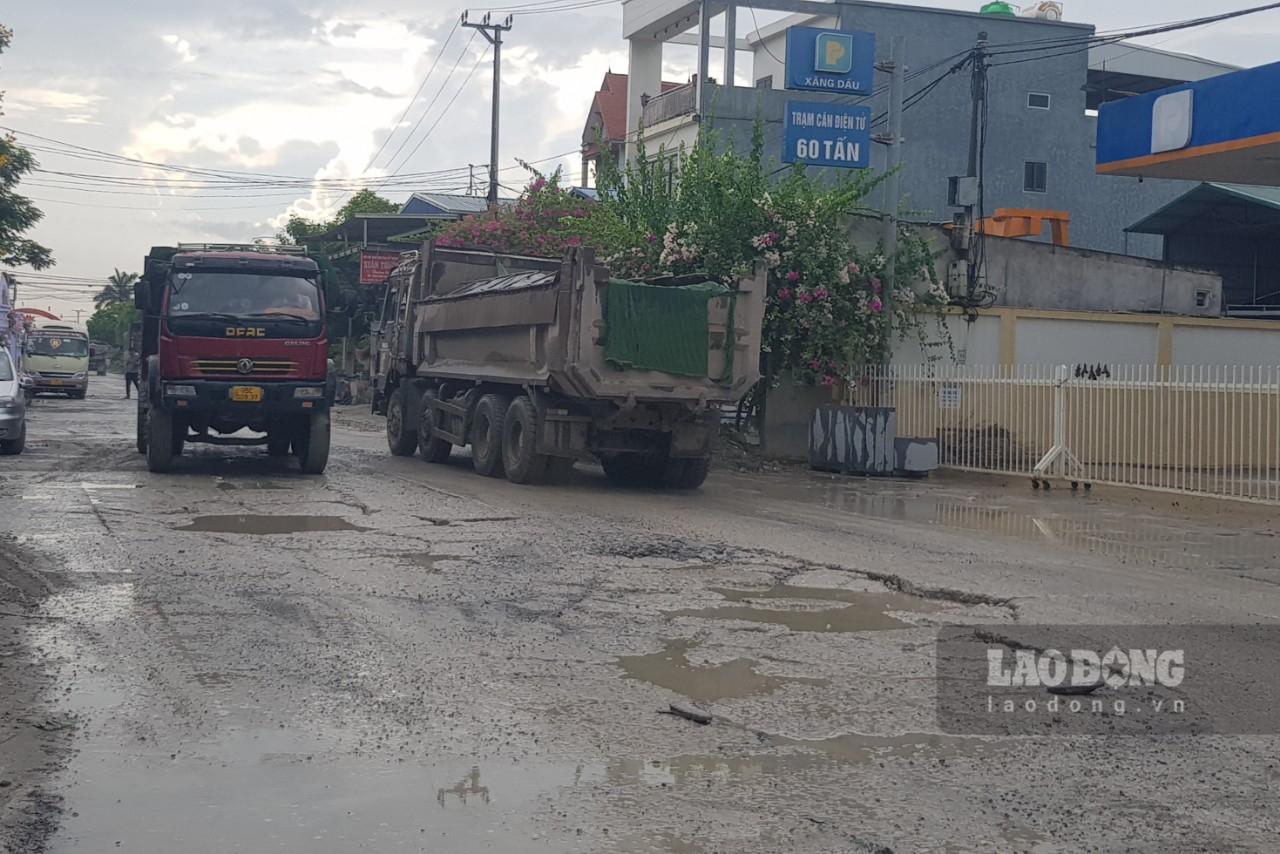 Đây là tuyến đường chính dẫn vào Nhà máy ximăng Hệ Dưỡng và một số mỏ khai thác đá tại xã Ninh Vân nên mỗi ngày có hàng trăm lượt xe tải qua lại trên tuyến đường này. Ảnh: Diệu Anh