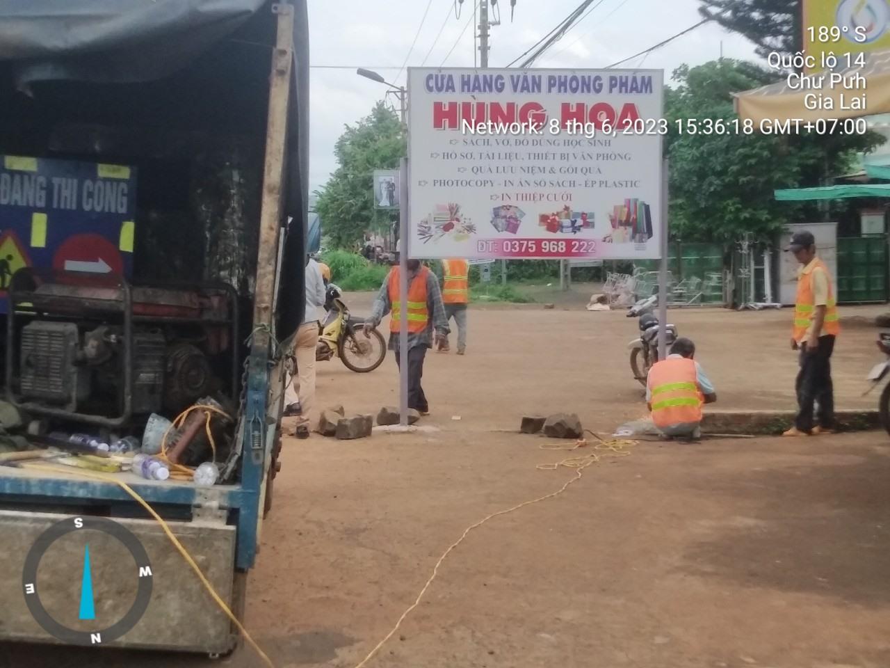 Các biển hiệu quảng cáo cắm dọc đường che khuất tầm nhìn tài xế bị tháo dỡ. Ảnh Thanh Tuấn