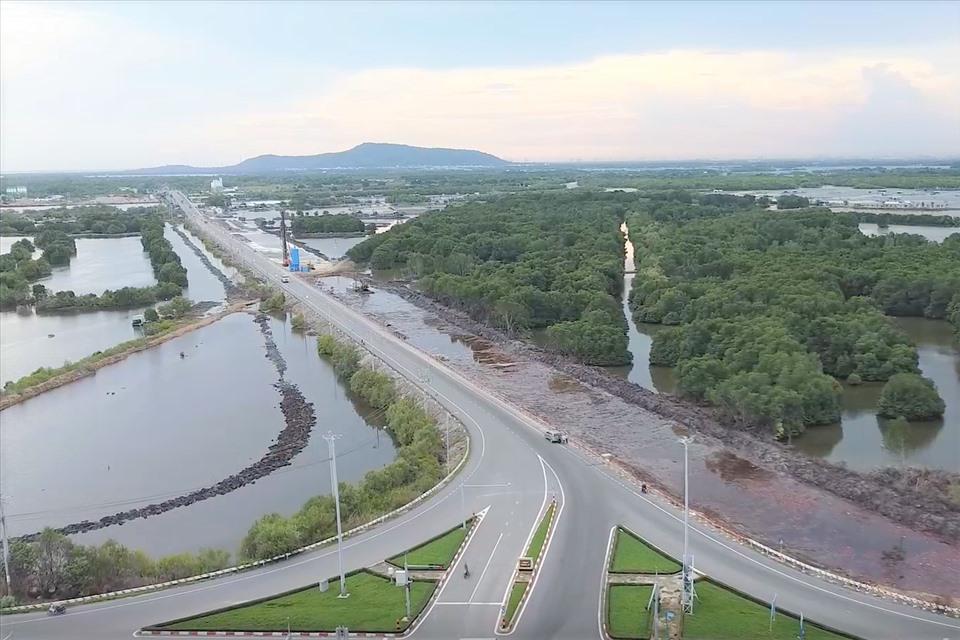 Vì vậy, địa phương đã thông qua dự án nâng cấp, mở rộng, sửa chữa đường ven biển ĐT 994 với 11 dự án thành phần. Có những đoạn đang sang gạt mặt bằng để tổ chức thi công, như đoạn đường Trường Sa - nối từ Quốc lộ 51, đi qua cầu Gò Găng và cầu Chà Và dẫn vào Nhà Lớn Long Sơn. Ảnh: Thành An