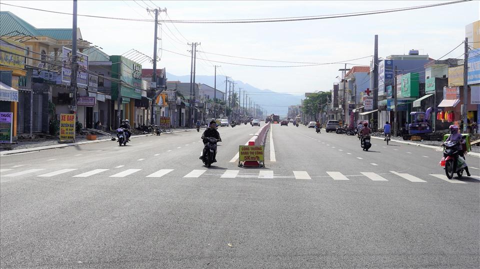 Từ con đường nhỏ chật hẹp chỉ có 2 làn đường, nay đã trở thành rộng rãi hơn với 6 làn đường.