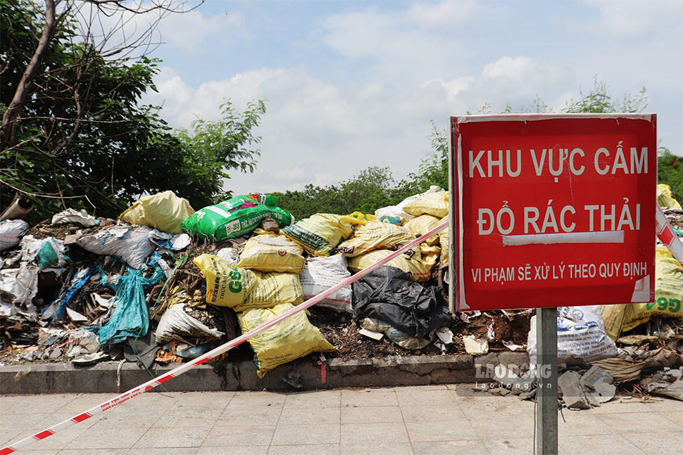 Vỉa hè phía sau công viên là nơi  tập trung đủ thể loại rác từ vỏ chai lọ, khay nhựa, lá cây, thức ăn thừa, phế thải xây dựng,... Những mảnh sành, kính vỡ vụn cũng không thiếu vắng. Nếu không được xử lý đúng cách, những vật liệu này có thể gây nguy hiểm đến sức khỏe của người dân.