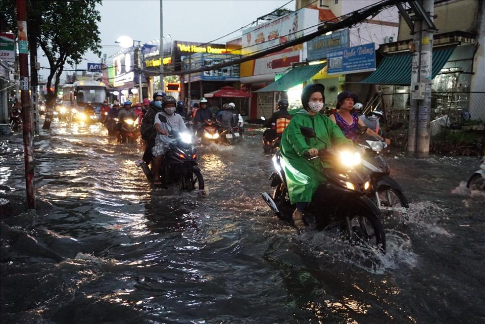 Mưa dông diện rộng ở nhiều nơi trong cả nước