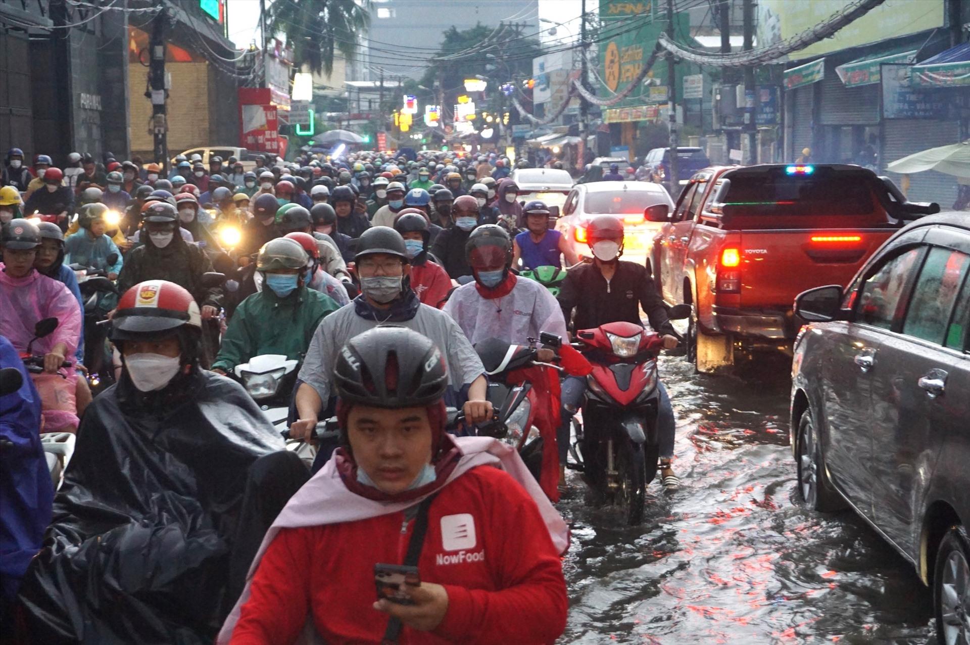 Đường Ung Văn Khiêm không chỉ là điểm đen ùn tắc mà còn ngập nước mỗi khi mưa lớn.  Ảnh: Minh Quân