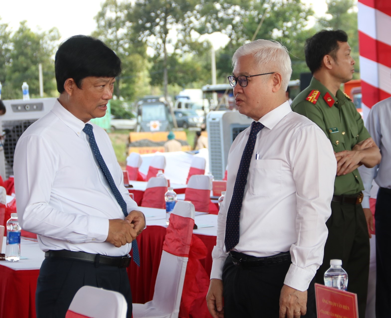 Ông Nguyễn Văn Lợi - Bí thư tỉnh Bình Dương (bìa phải) và ông Võ Văn Minh - Chủ tịch UBND tỉnh Bình Dương tại lễ khởi công dự án Vành đai 3 qua Bình Dương. Ảnh: Đình Trọng