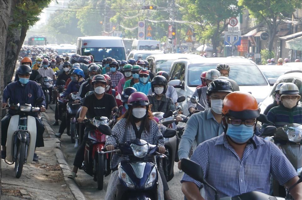 Đường Nguyễn Tất Thành nối trực tiếp Quận 4 qua Quận 1 thường xuyên kẹt xe.  Ảnh: Minh Quân