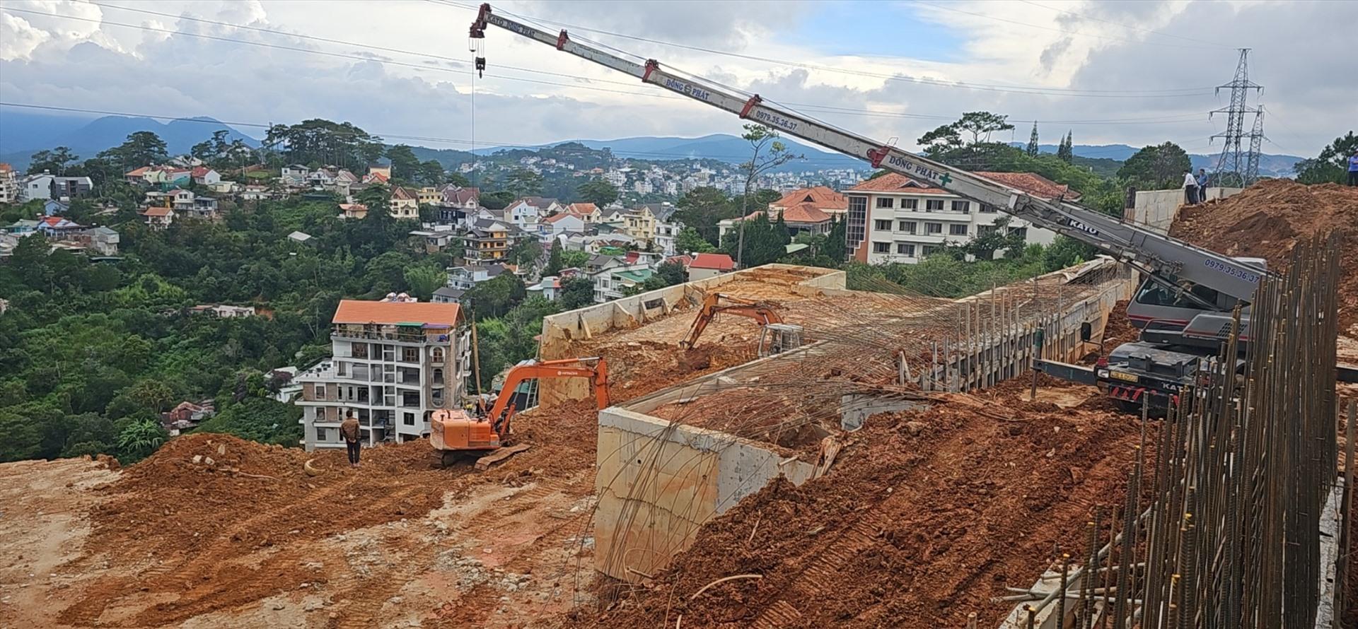 Cơ quan chức năng đang xử lý bờ taluy nơi vừa xảy ra sạt lở thì chính vị trí này lại tiếp tục xảy ra nứt gãy. Ảnh: Hữu Long