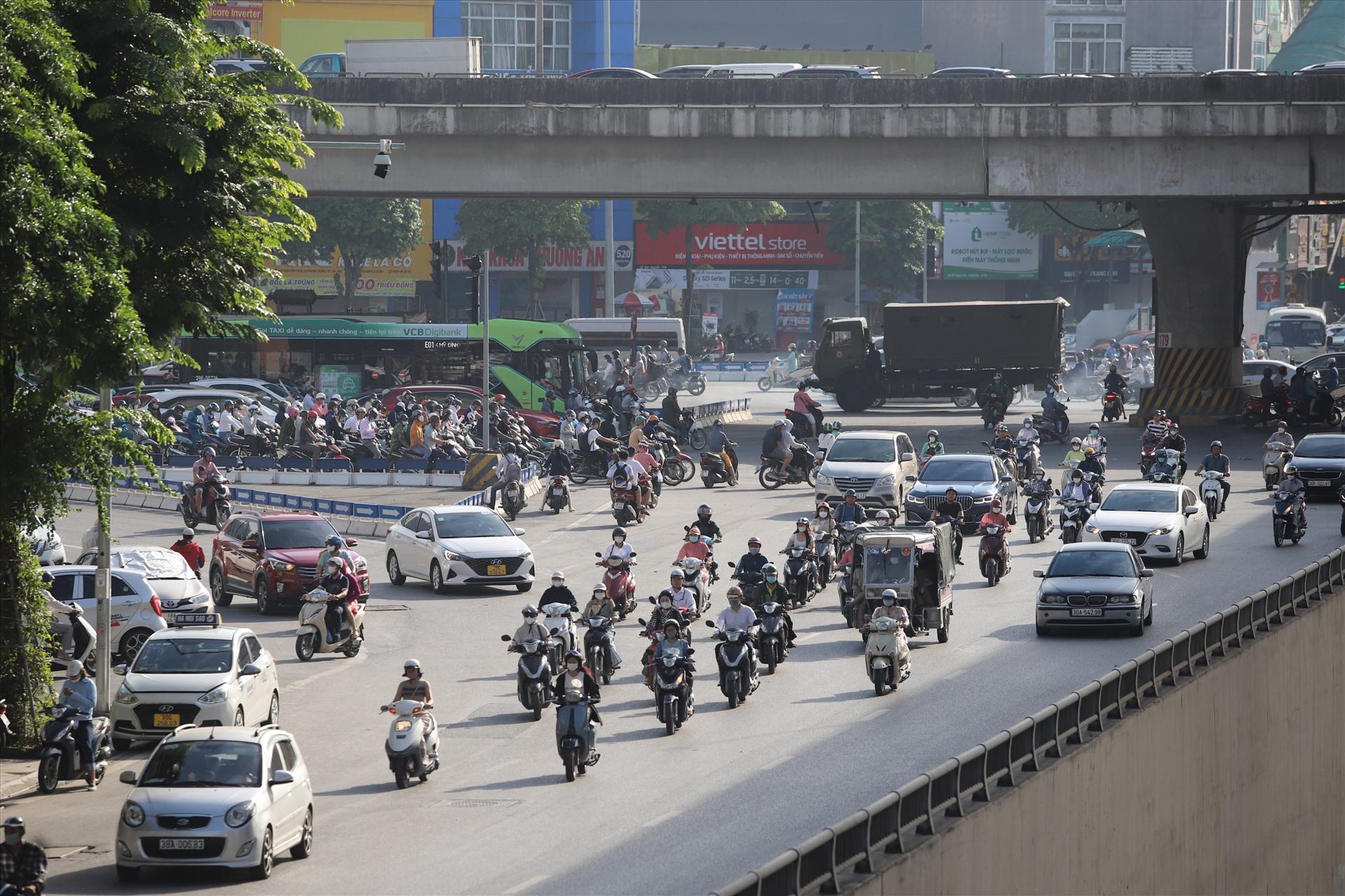 Một số phương tiện bất chấp đi ngược chiều. Ảnh: Vĩnh Hoàng