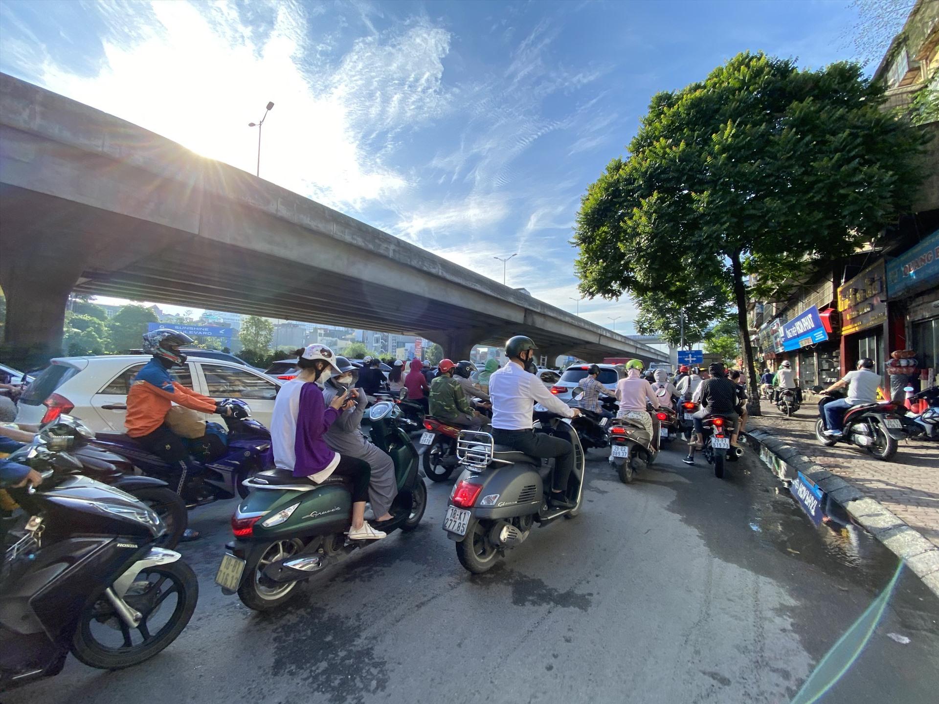 Vào giờ cao điểm, hàng dài phương tiện chôn chân trên đường Nguyễn Trãi. Ảnh: Vĩnh Hoàng